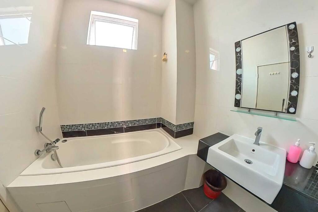 Desaru Spacious 6 Rooms Bungalow 22paxes KTV-Billard-BBQ-Netflix photo 5