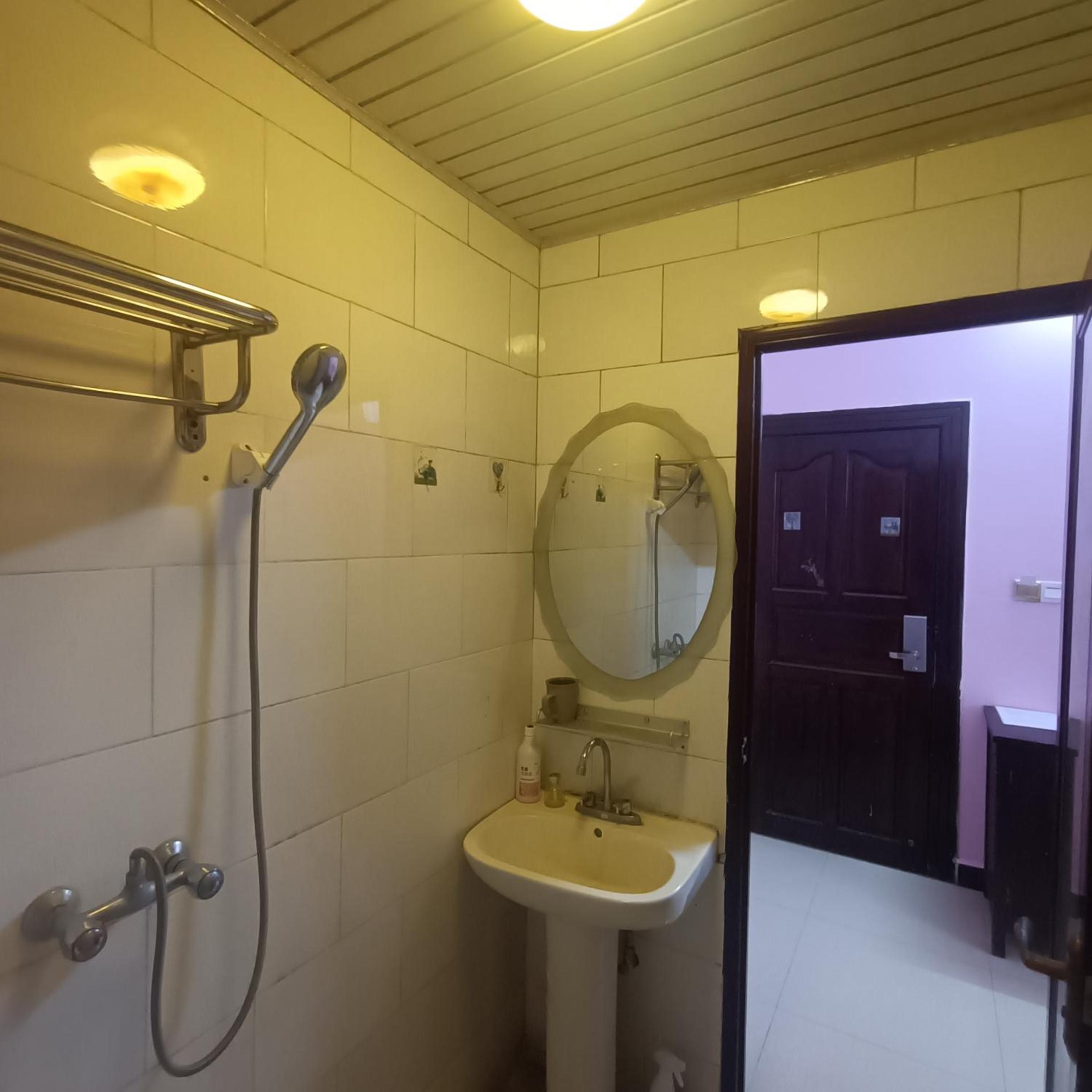 Yangshuo How Flowers Hostel & Party Coliving Coworking Nomads