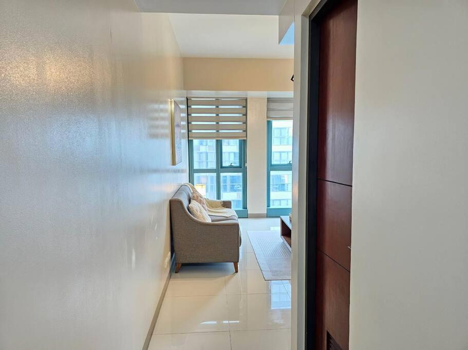 One Uptown BGC Modern & Spacious, Great Location, 200mbps & washer view 2
