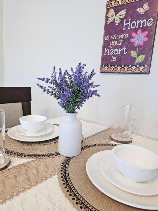 One Uptown BGC Modern & Spacious, Great Location, 200mbps & washer view 4