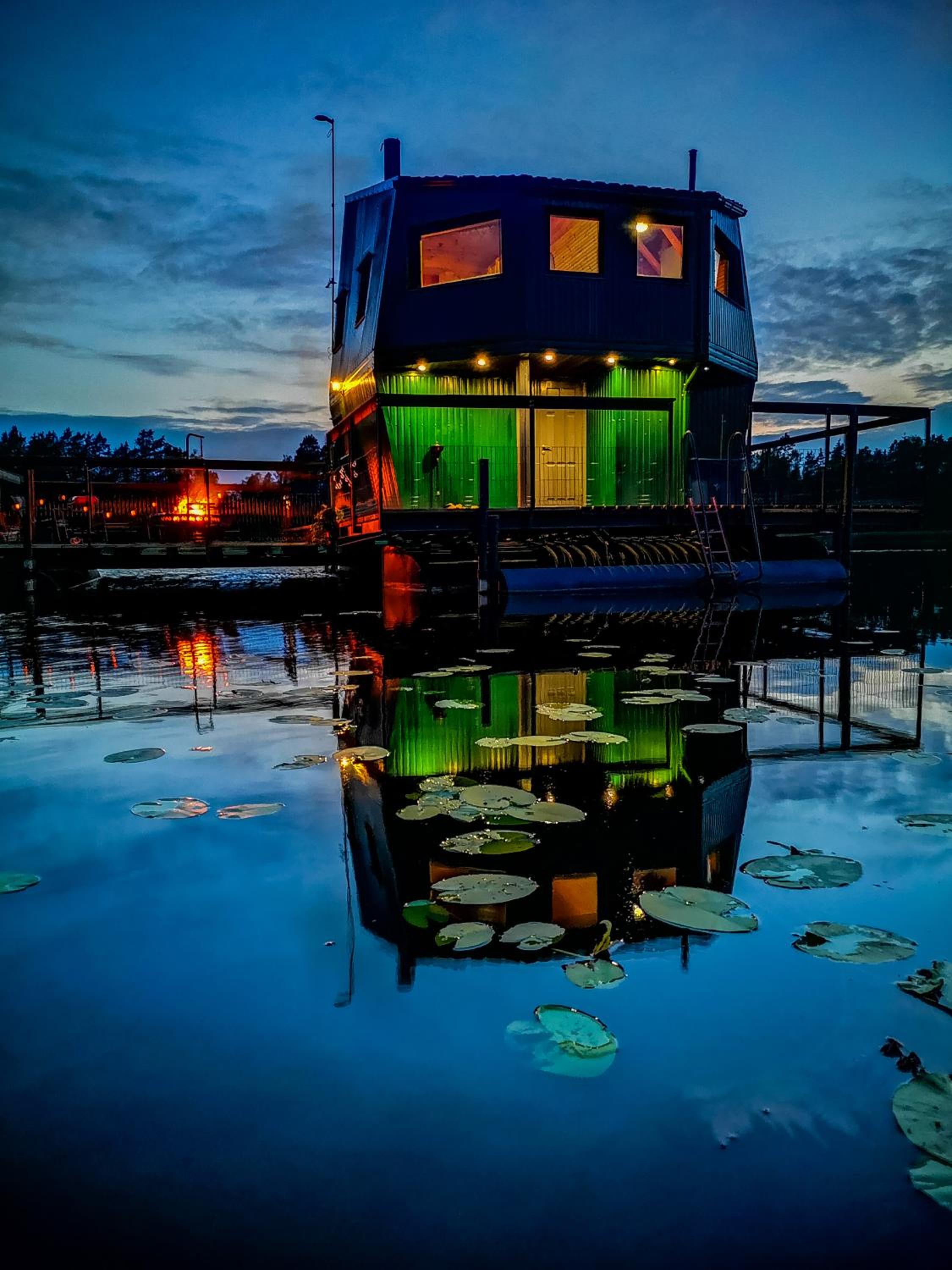 Floating guest house Musters view 5