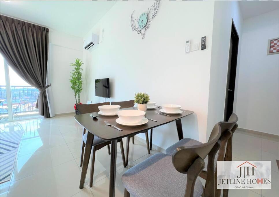 Melaka {Nova8 Suite} City-View/ 4Pax/ WIFI/tv-box photo 4