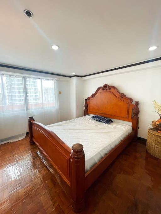 Spacious 2BR Penthouse in Makati near Greenbelt view 4