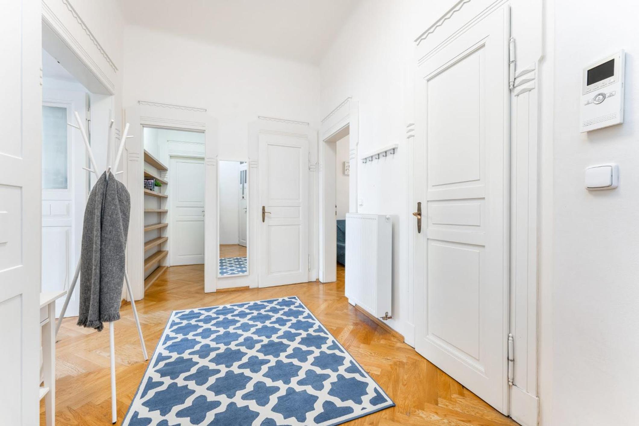 2BDR Old Town Square Apartments w Fast Wi-Fi