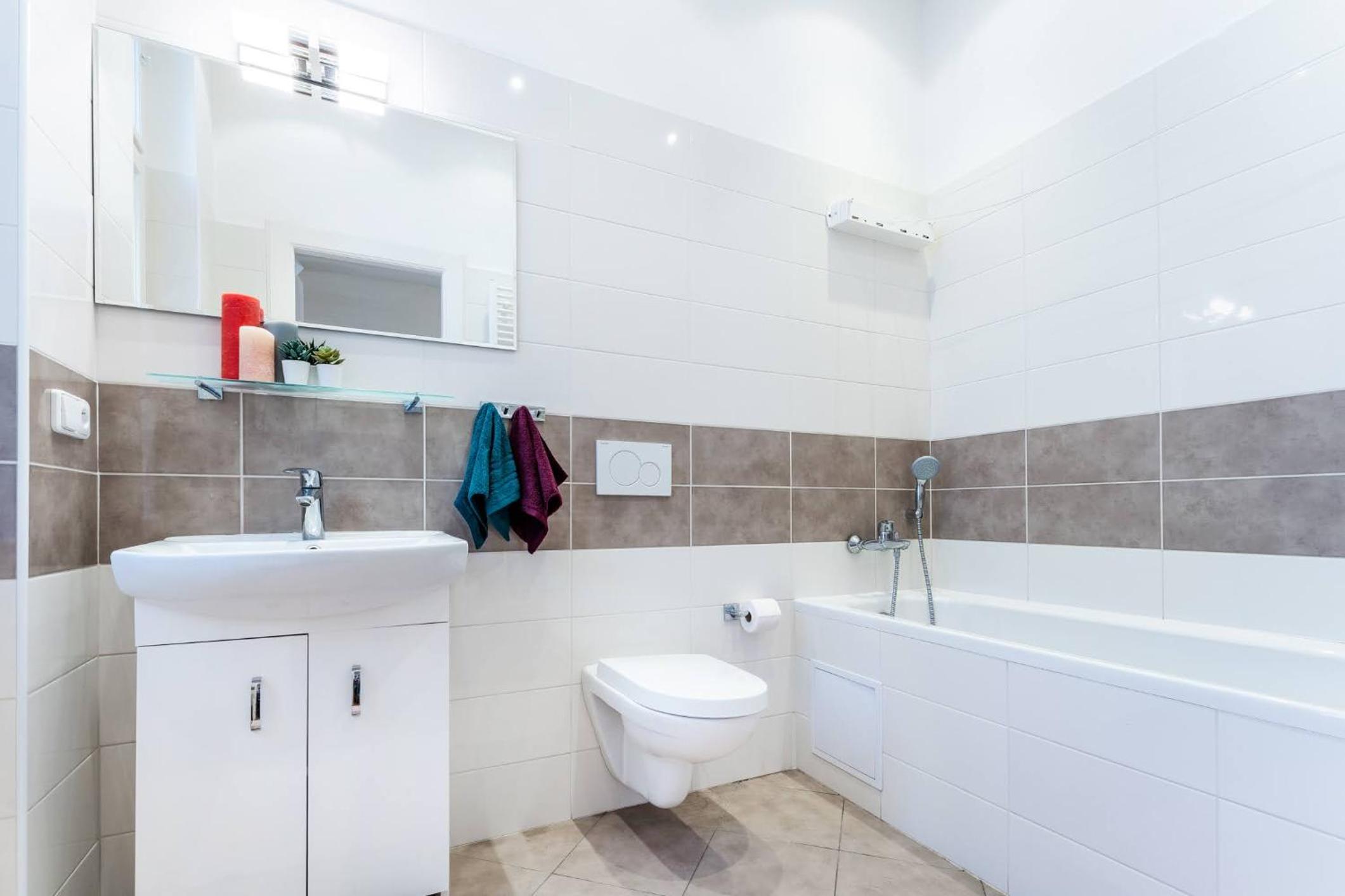 2BDR Old Town Square Apartments w Fast Wi-Fi