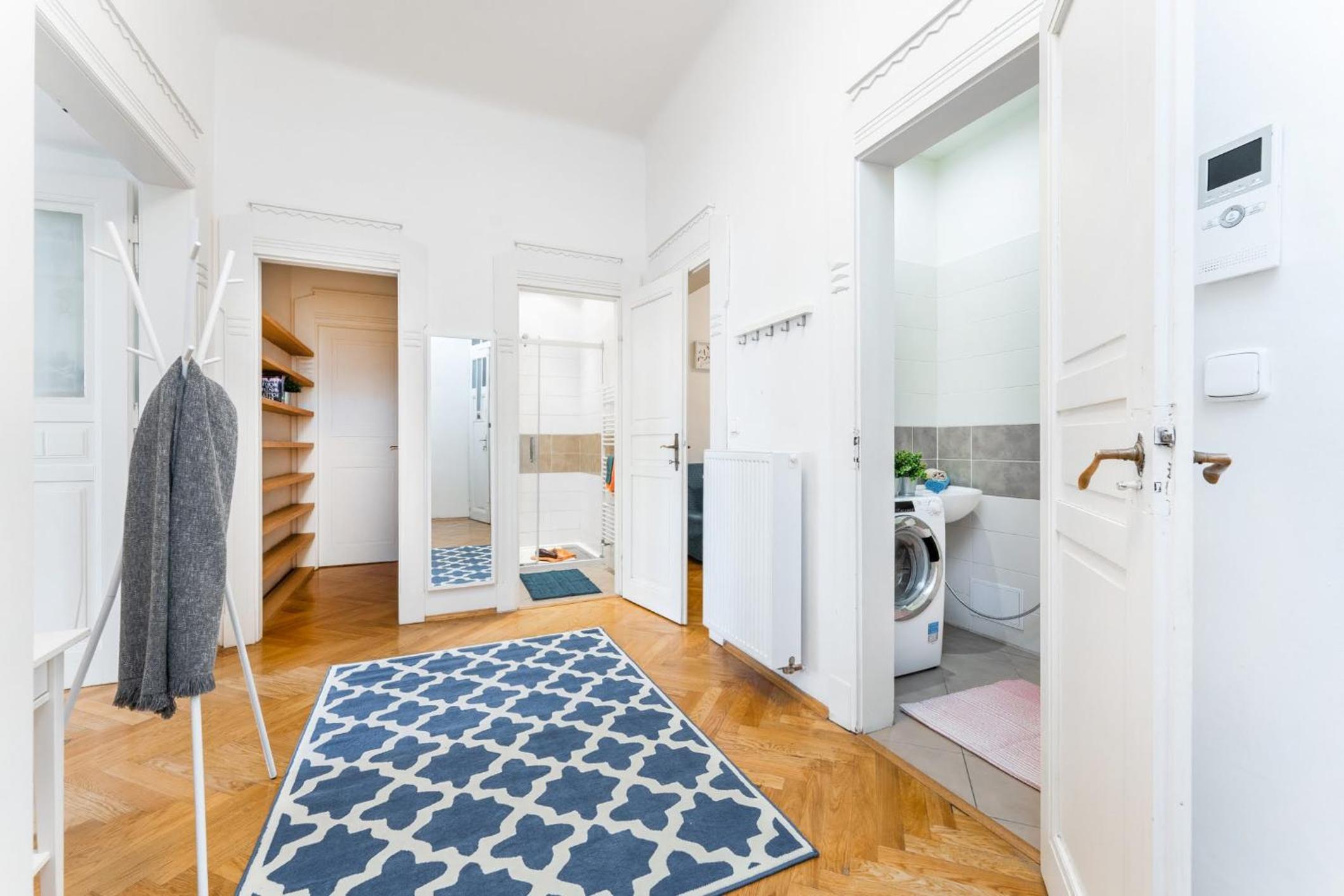 2BDR Old Town Square Apartments w Fast Wi-Fi
