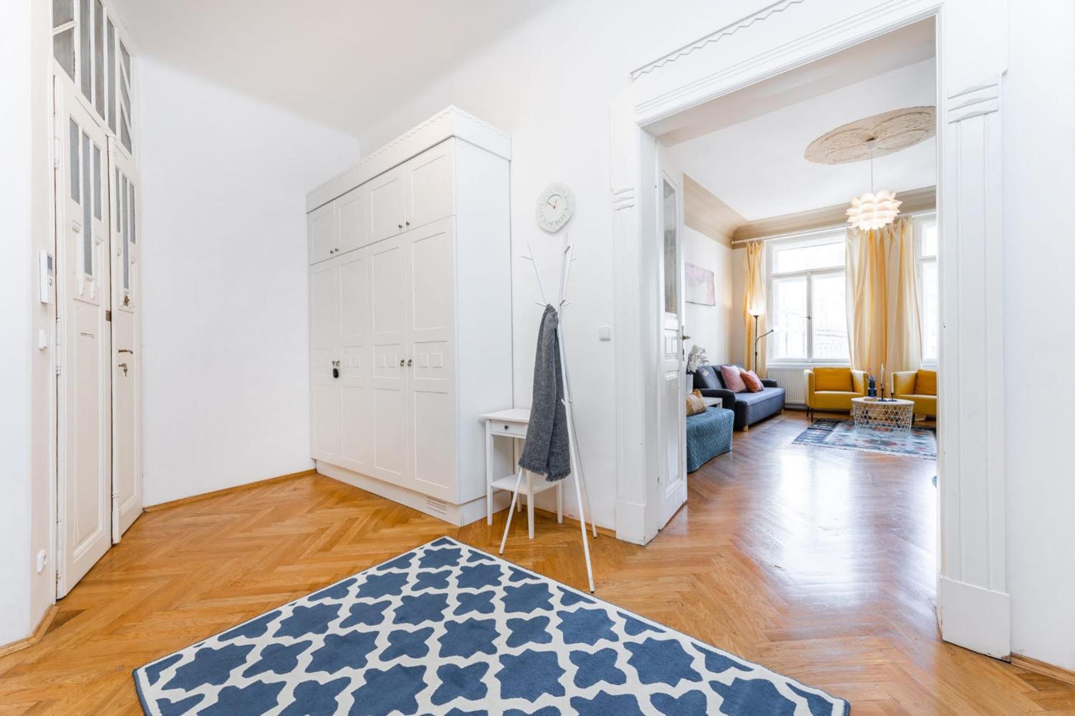 2BDR Old Town Square Apartments w Fast Wi-Fi
