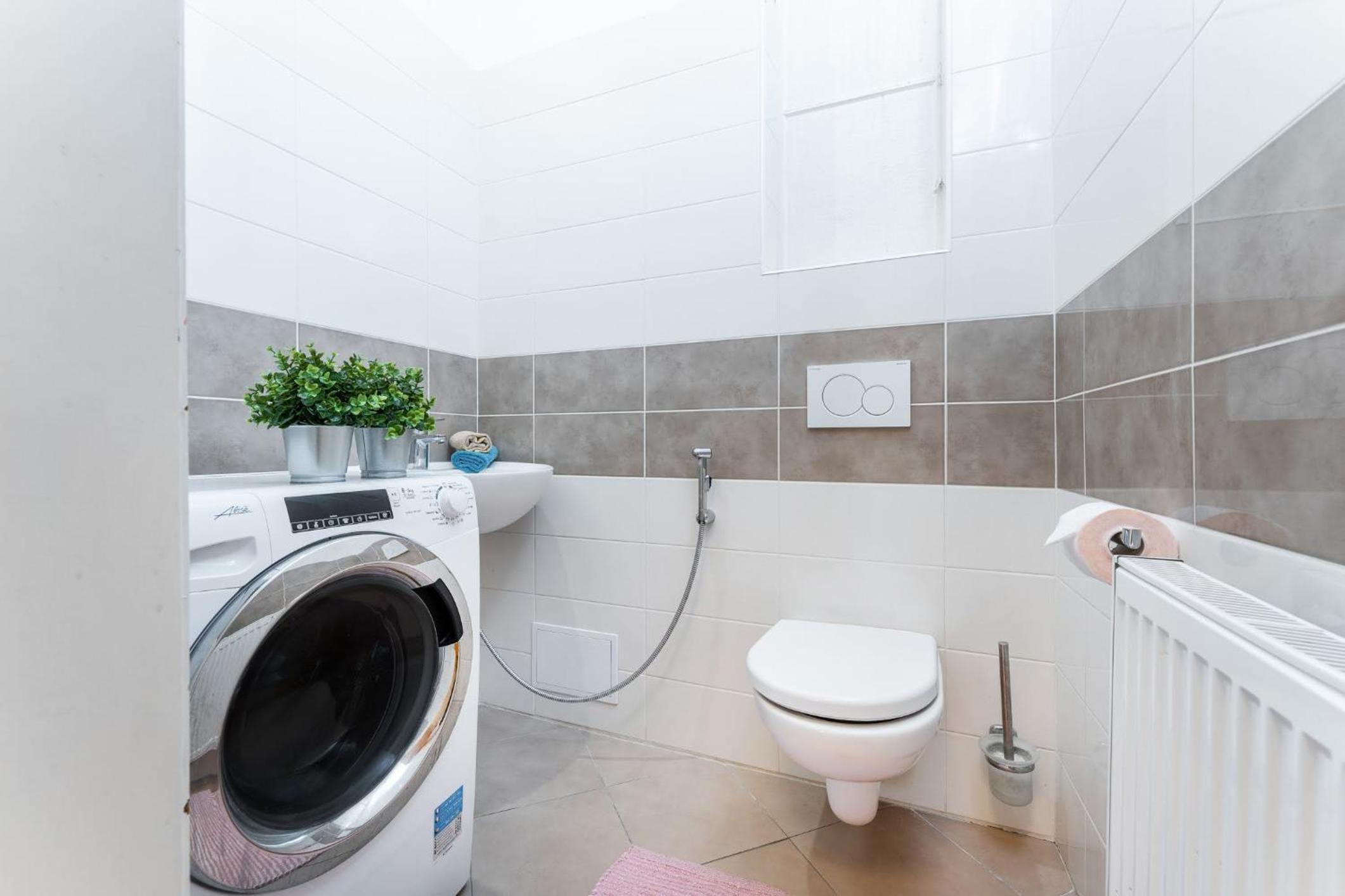 2BDR Old Town Square Apartments w Fast Wi-Fi
