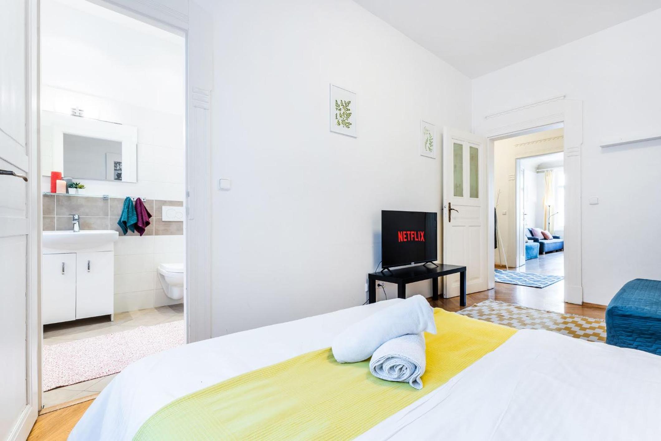 2BDR Old Town Square Apartments w Fast Wi-Fi