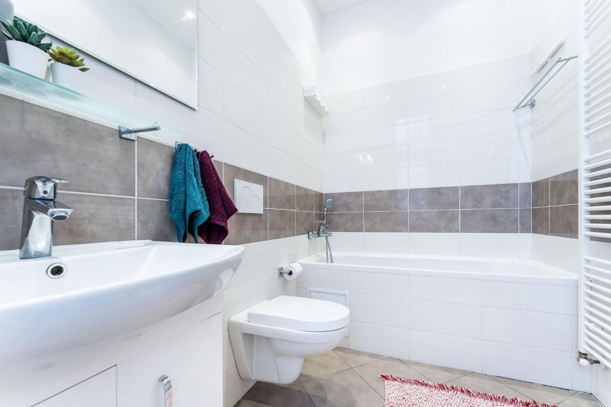 2BDR Old Town Square Apartments w Fast Wi-Fi