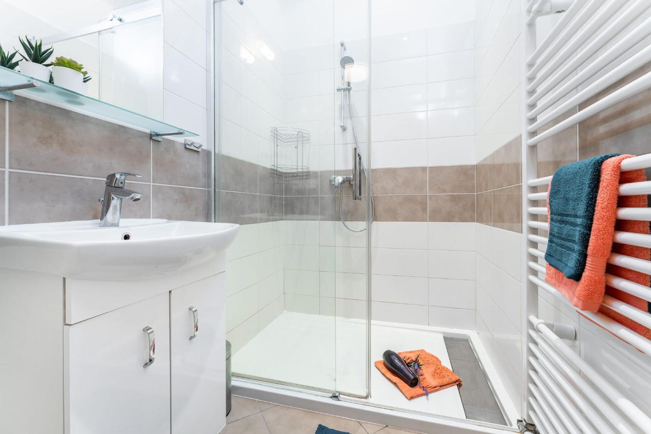 2BDR Old Town Square Apartments w Fast Wi-Fi