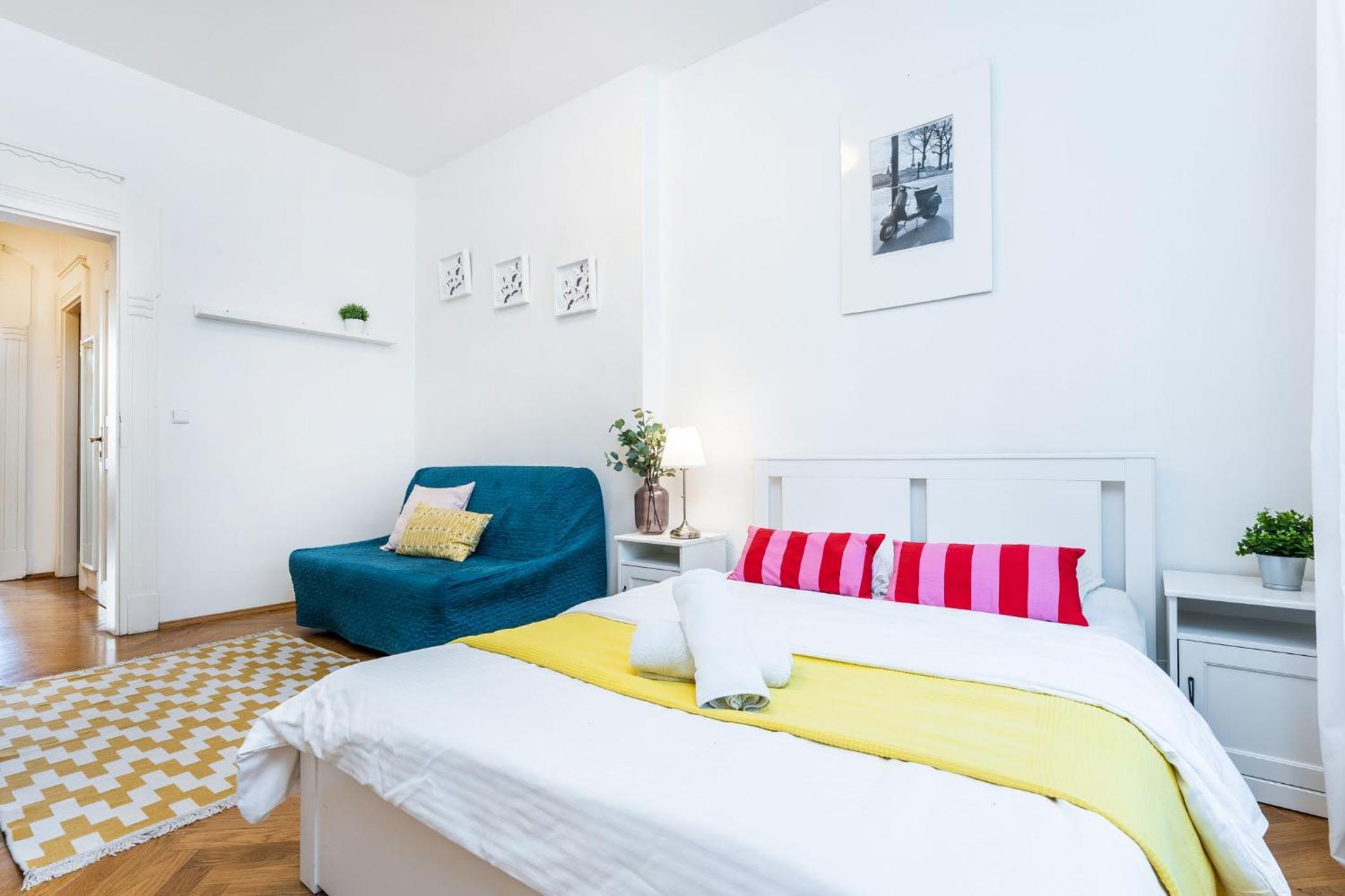 2BDR Old Town Square Apartments w Fast Wi-Fi