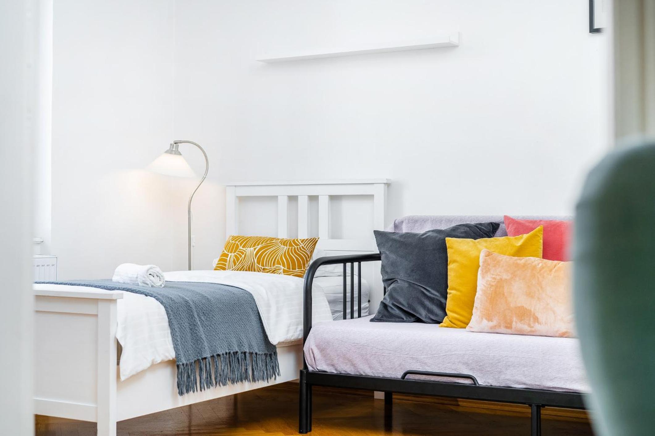 2BDR Old Town Square Apartments w Fast Wi-Fi