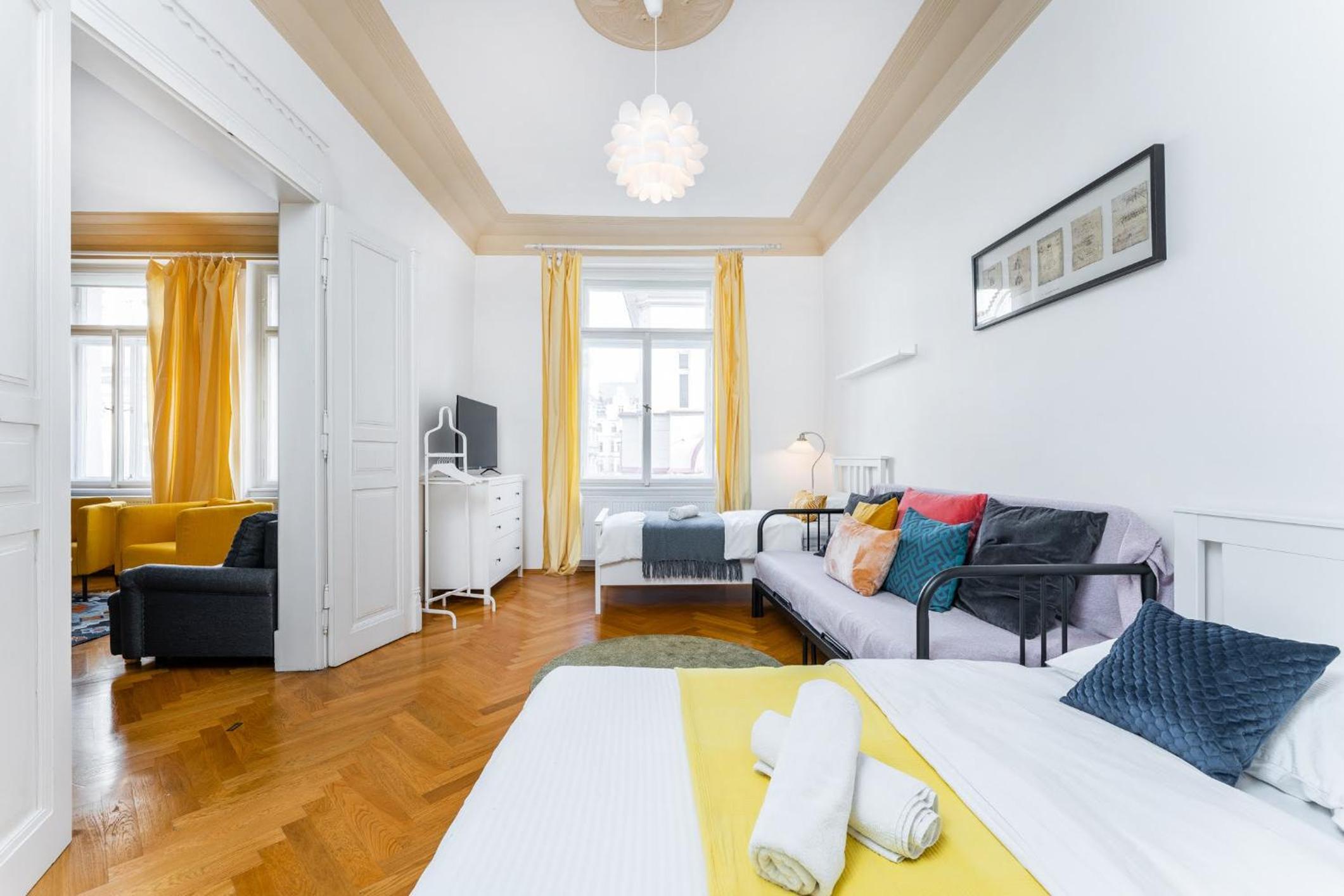 2BDR Old Town Square Apartments w Fast Wi-Fi