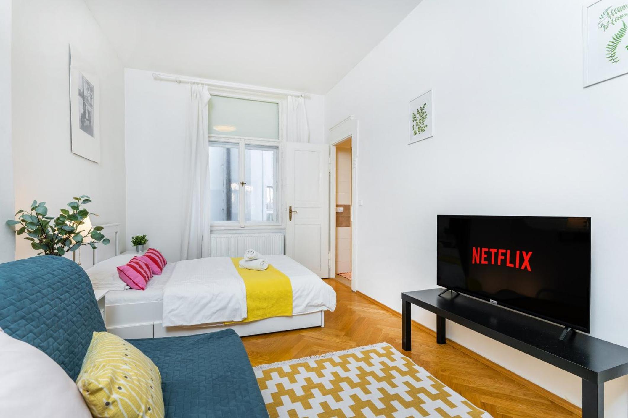2BDR Old Town Square Apartments w Fast Wi-Fi