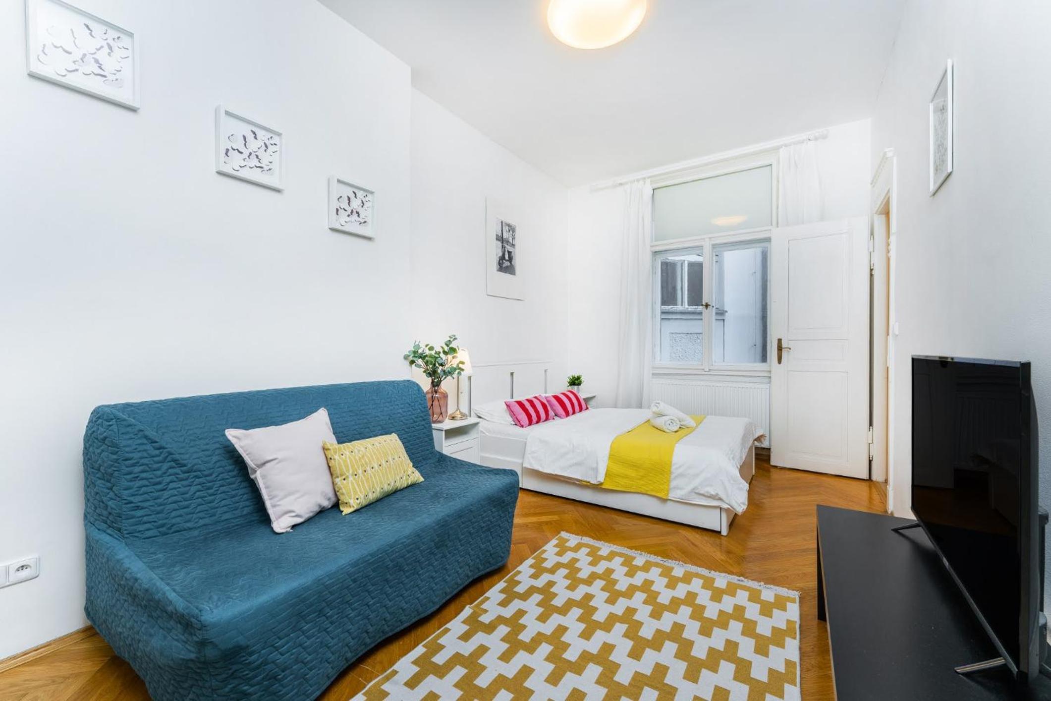 2BDR Old Town Square Apartments w Fast Wi-Fi