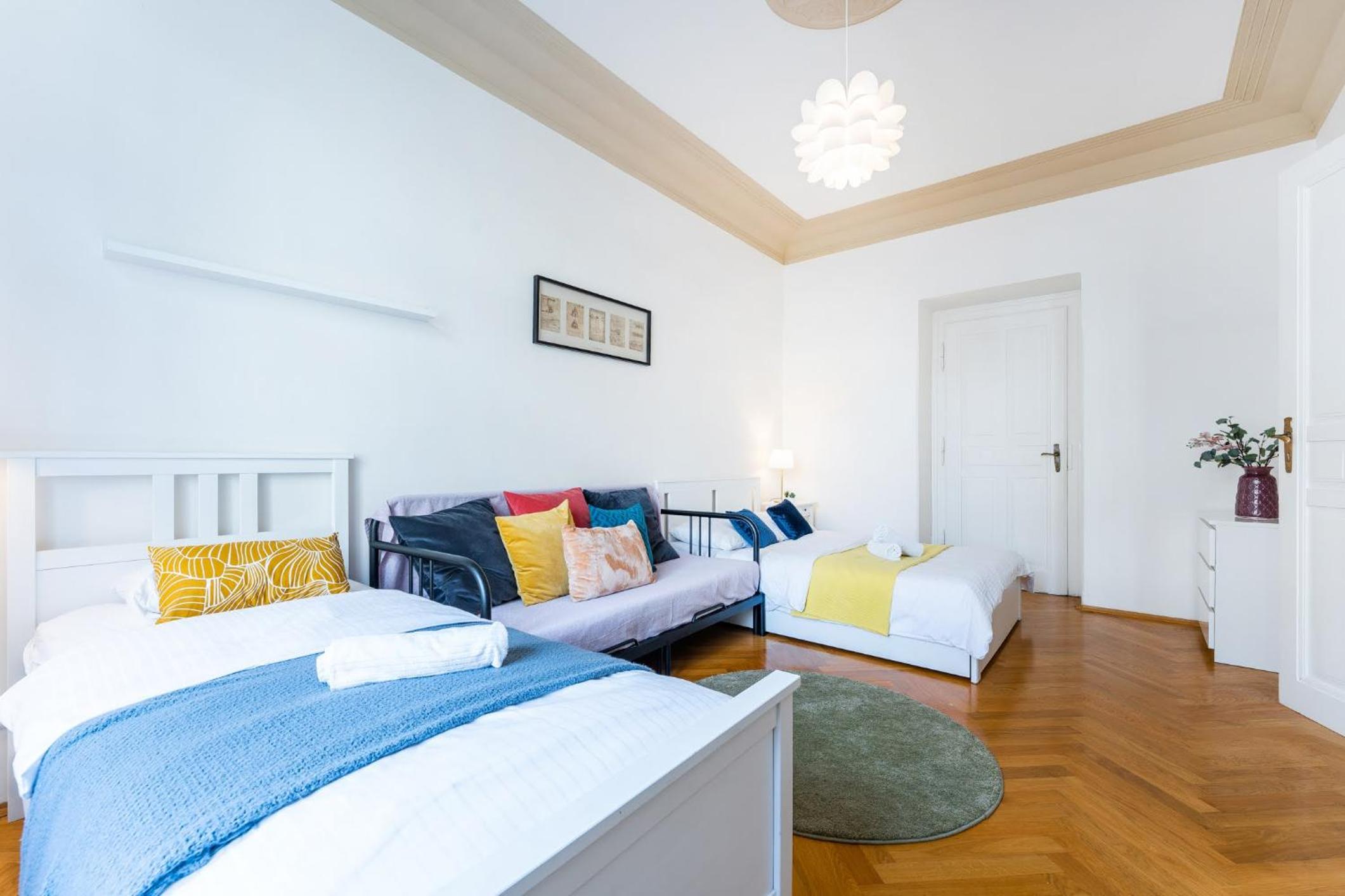 2BDR Old Town Square Apartments w Fast Wi-Fi