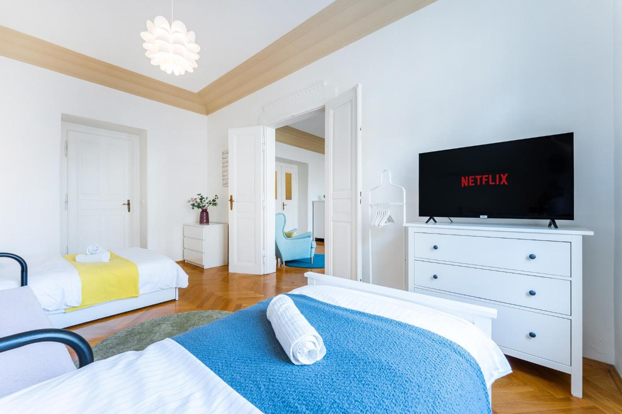 2BDR Old Town Square Apartments w Fast Wi-Fi