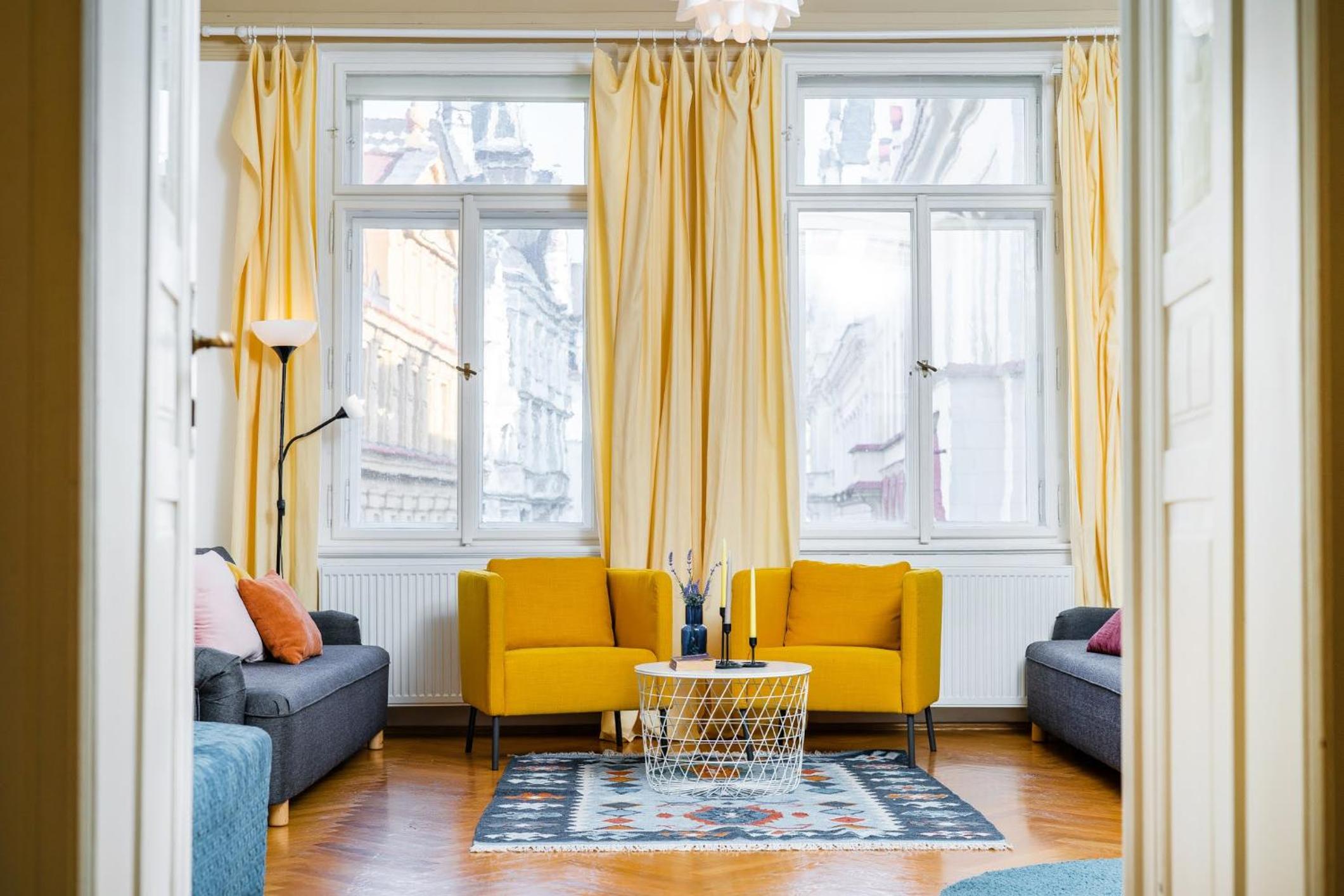 2BDR Old Town Square Apartments w Fast Wi-Fi