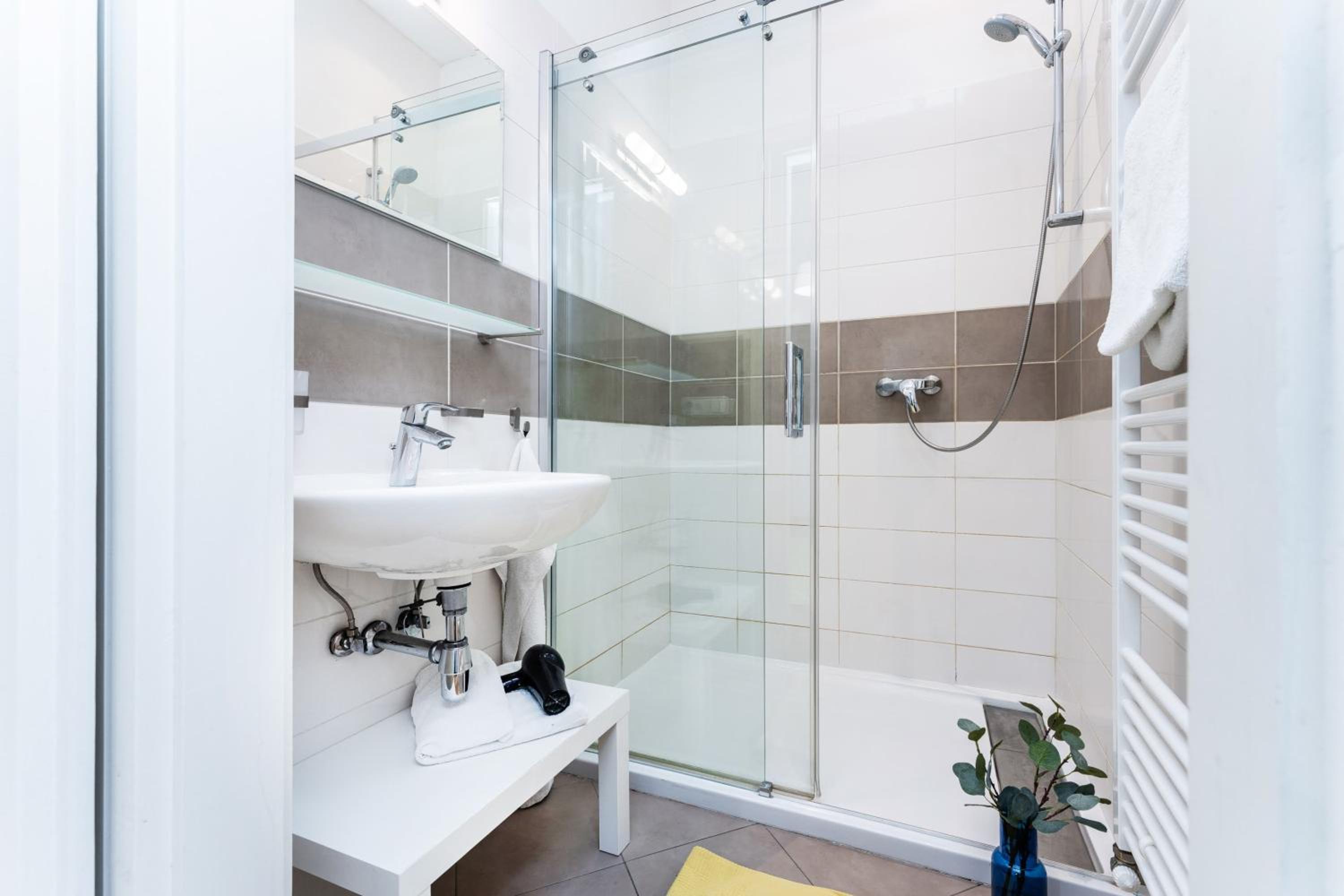 2BDR Old Town Square Apartments w Fast Wi-Fi