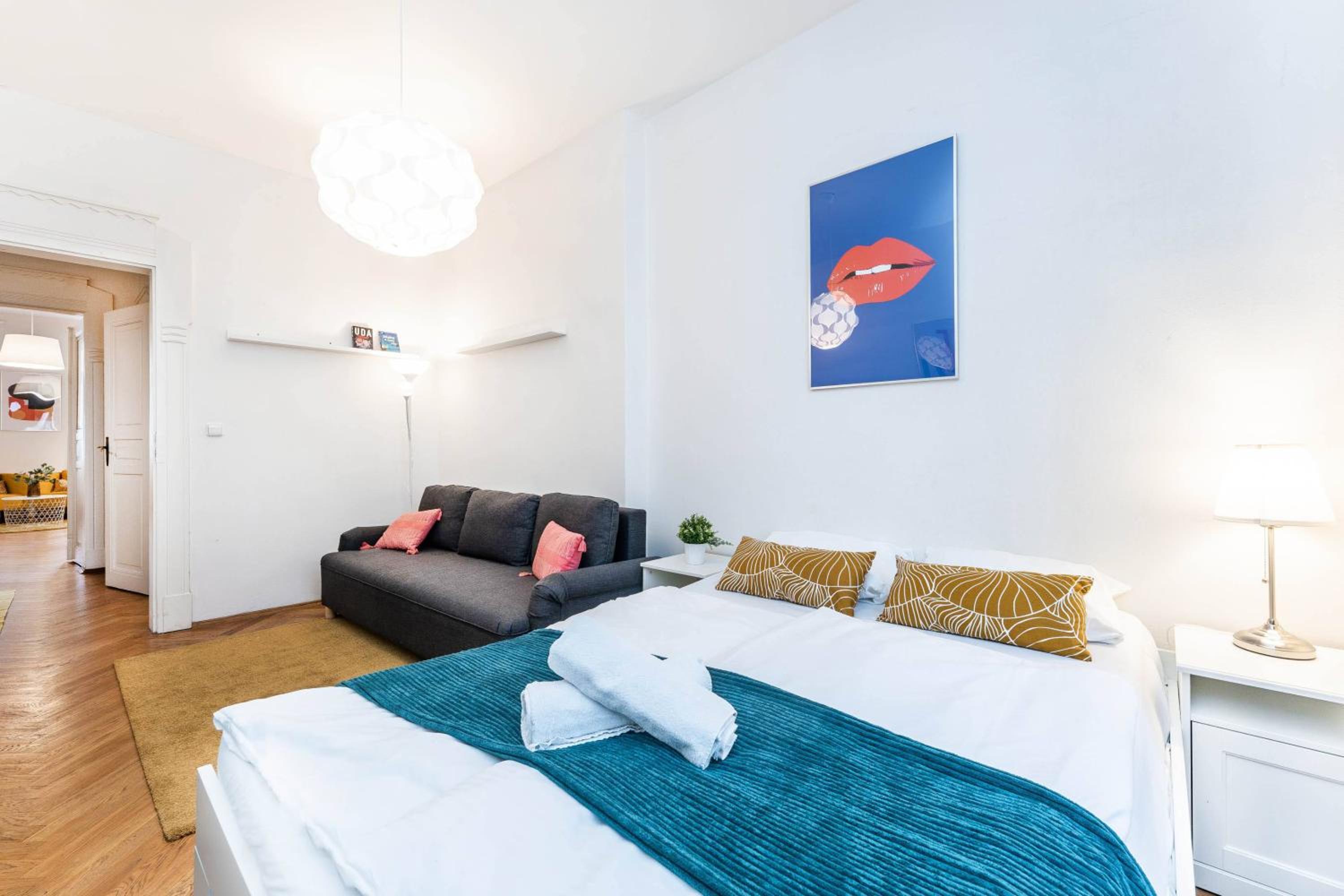 2BDR Old Town Square Apartments w Fast Wi-Fi
