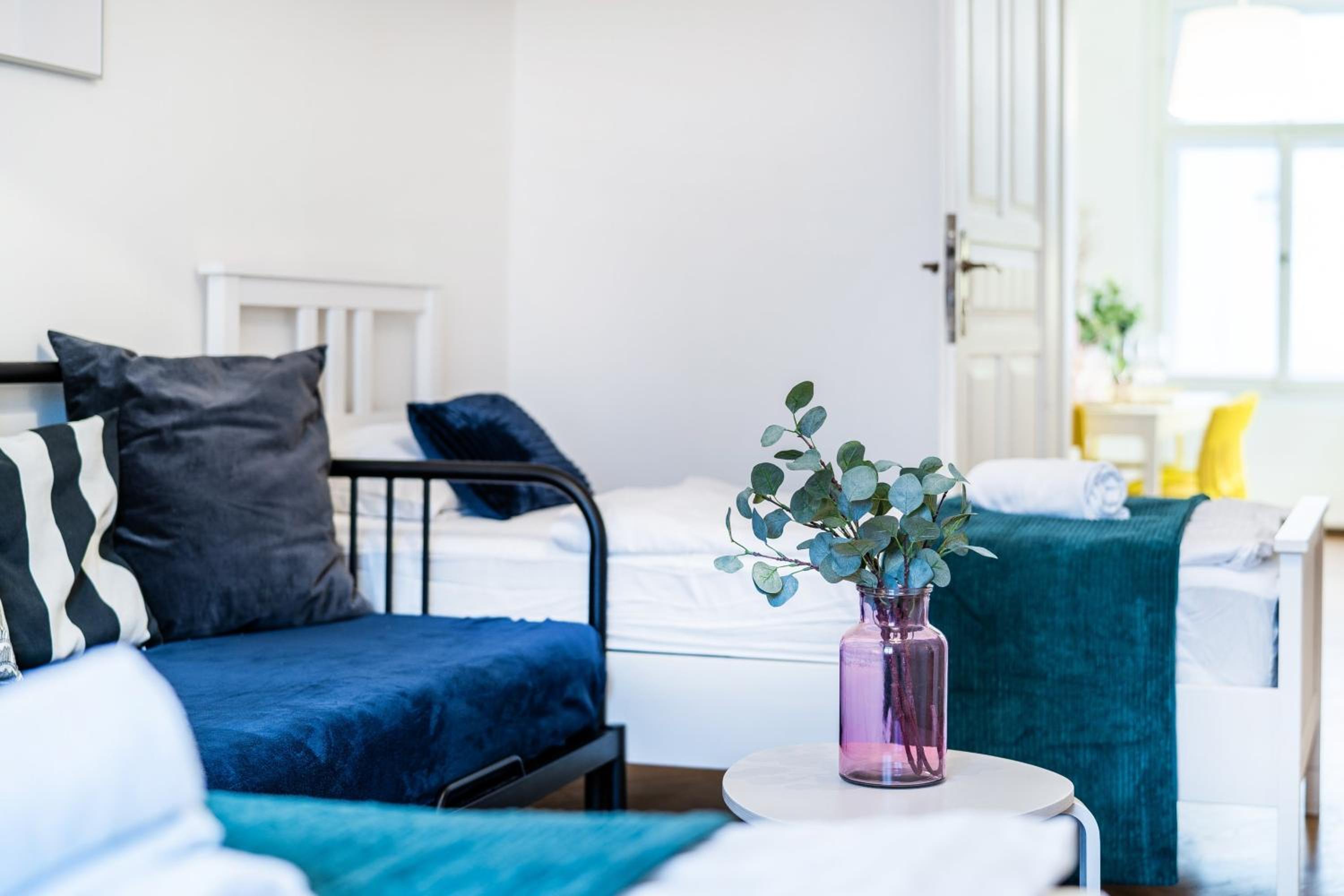 2BDR Old Town Square Apartments w Fast Wi-Fi