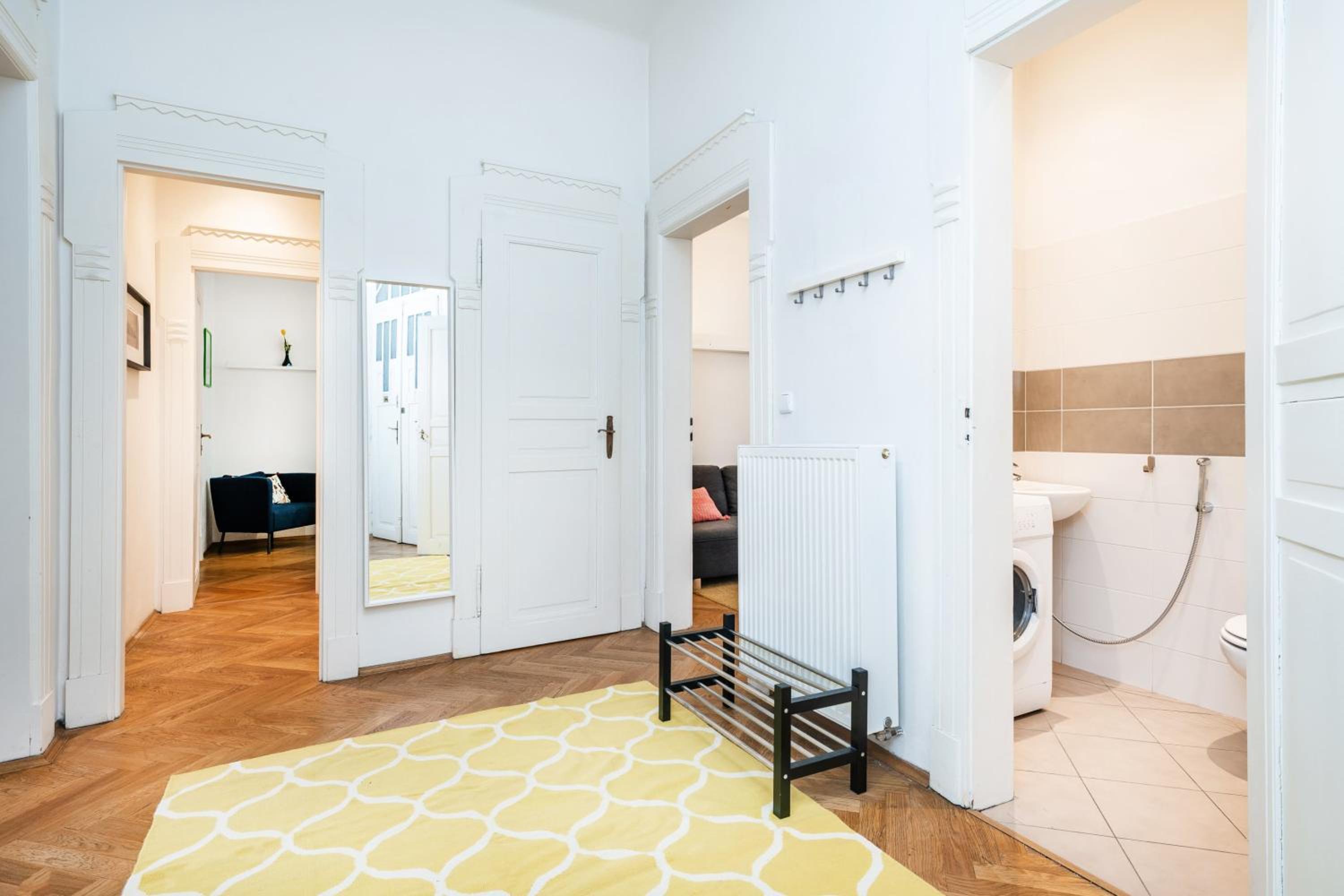 2BDR Old Town Square Apartments w Fast Wi-Fi