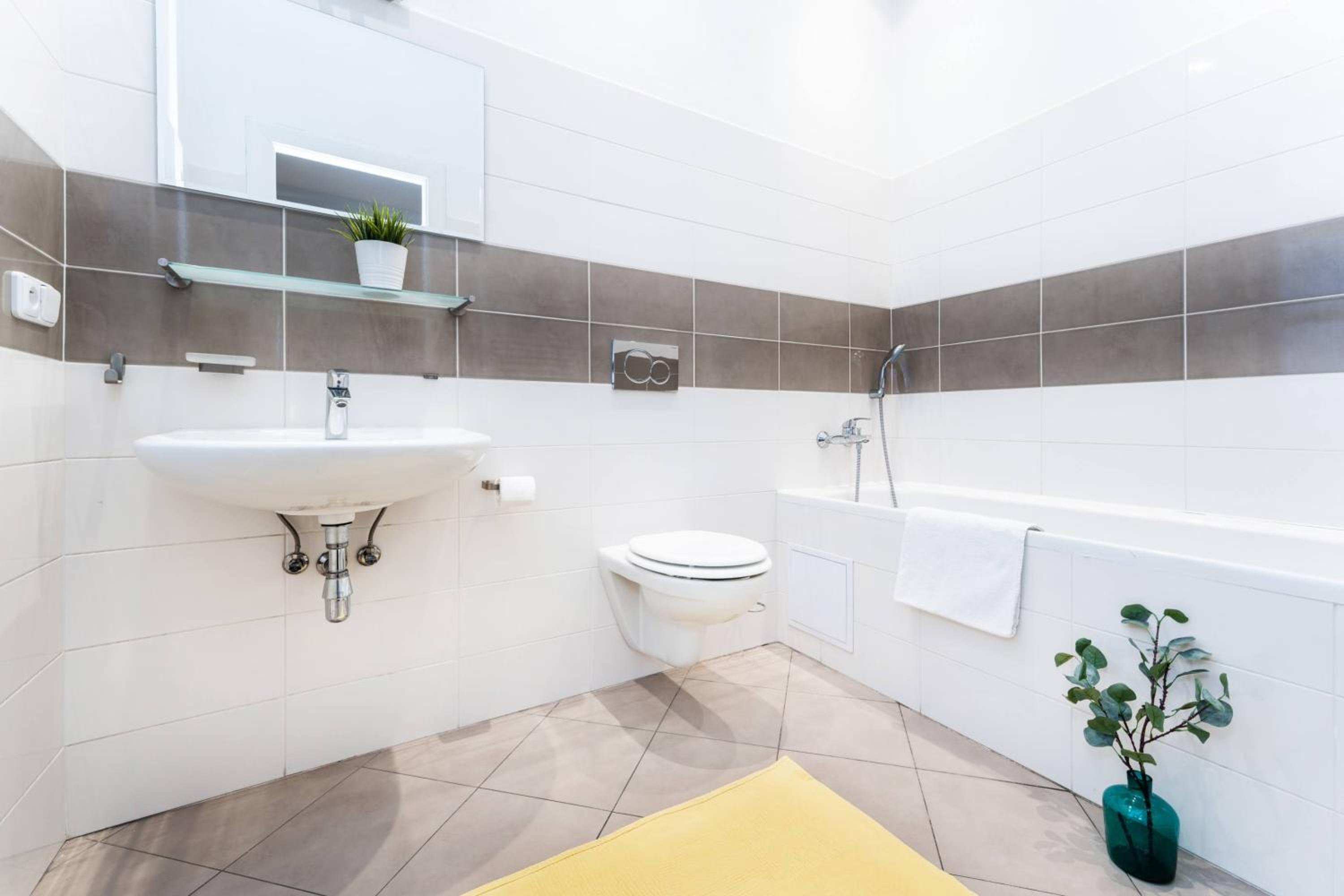 2BDR Old Town Square Apartments w Fast Wi-Fi