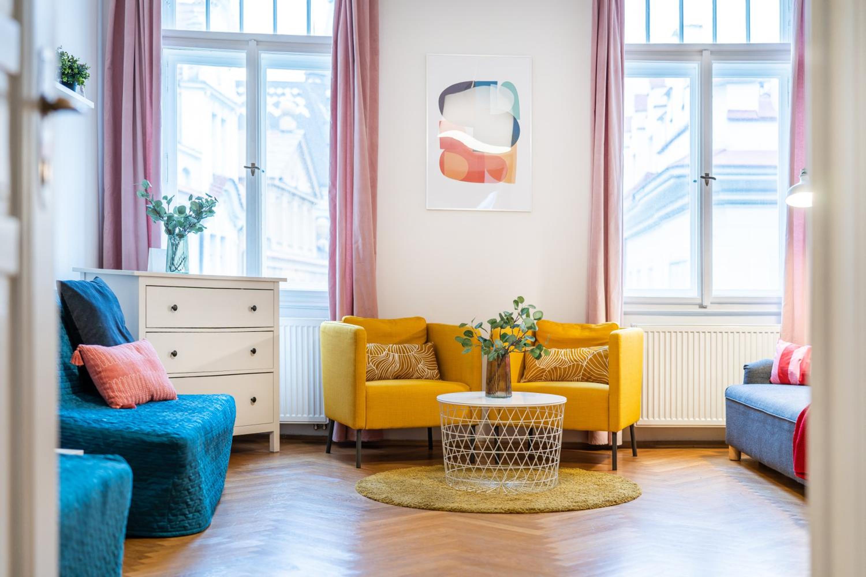 2BDR Old Town Square Apartments w Fast Wi-Fi
