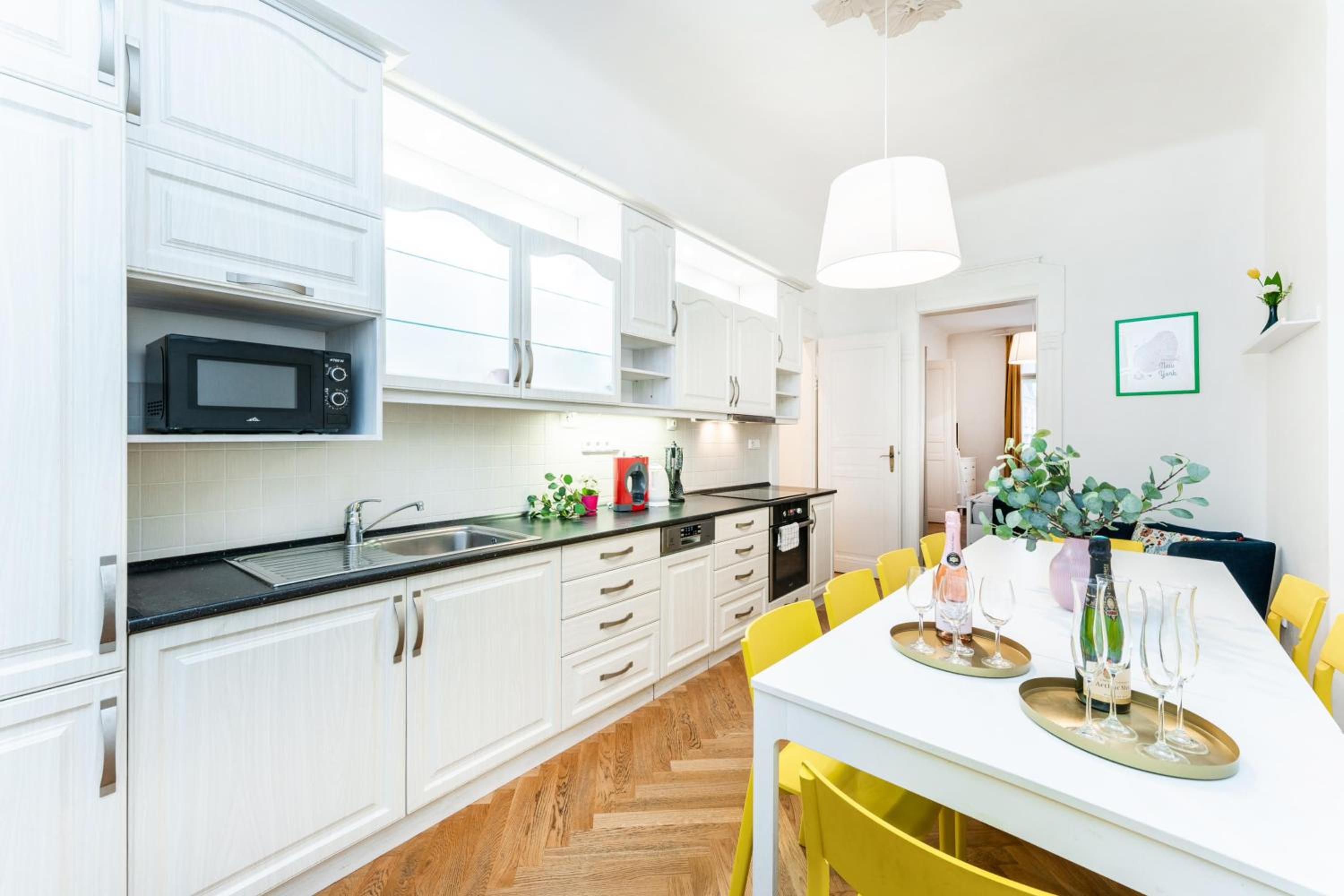 2BDR Old Town Square Apartments w Fast Wi-Fi
