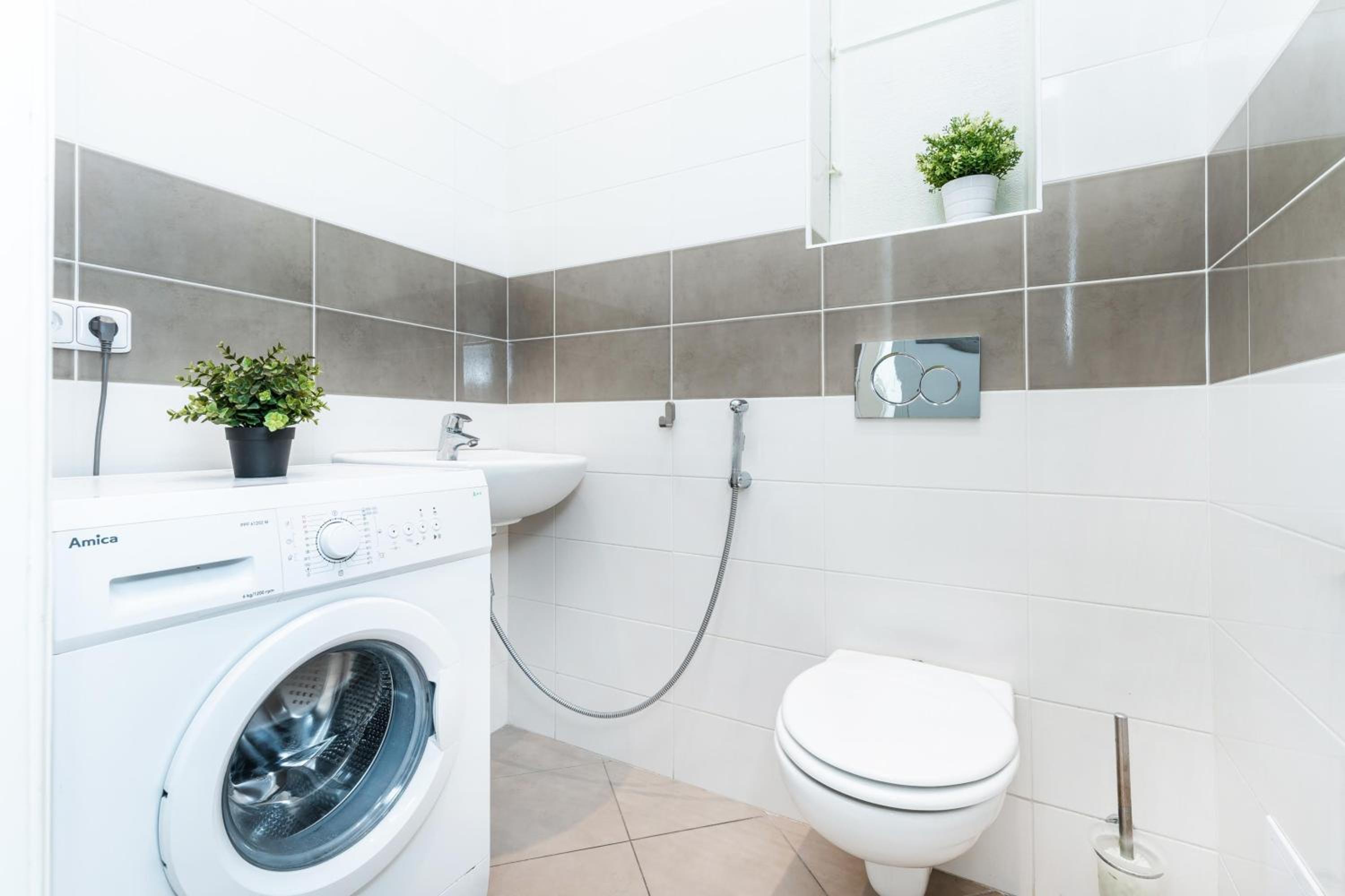 2BDR Old Town Square Apartments w Fast Wi-Fi
