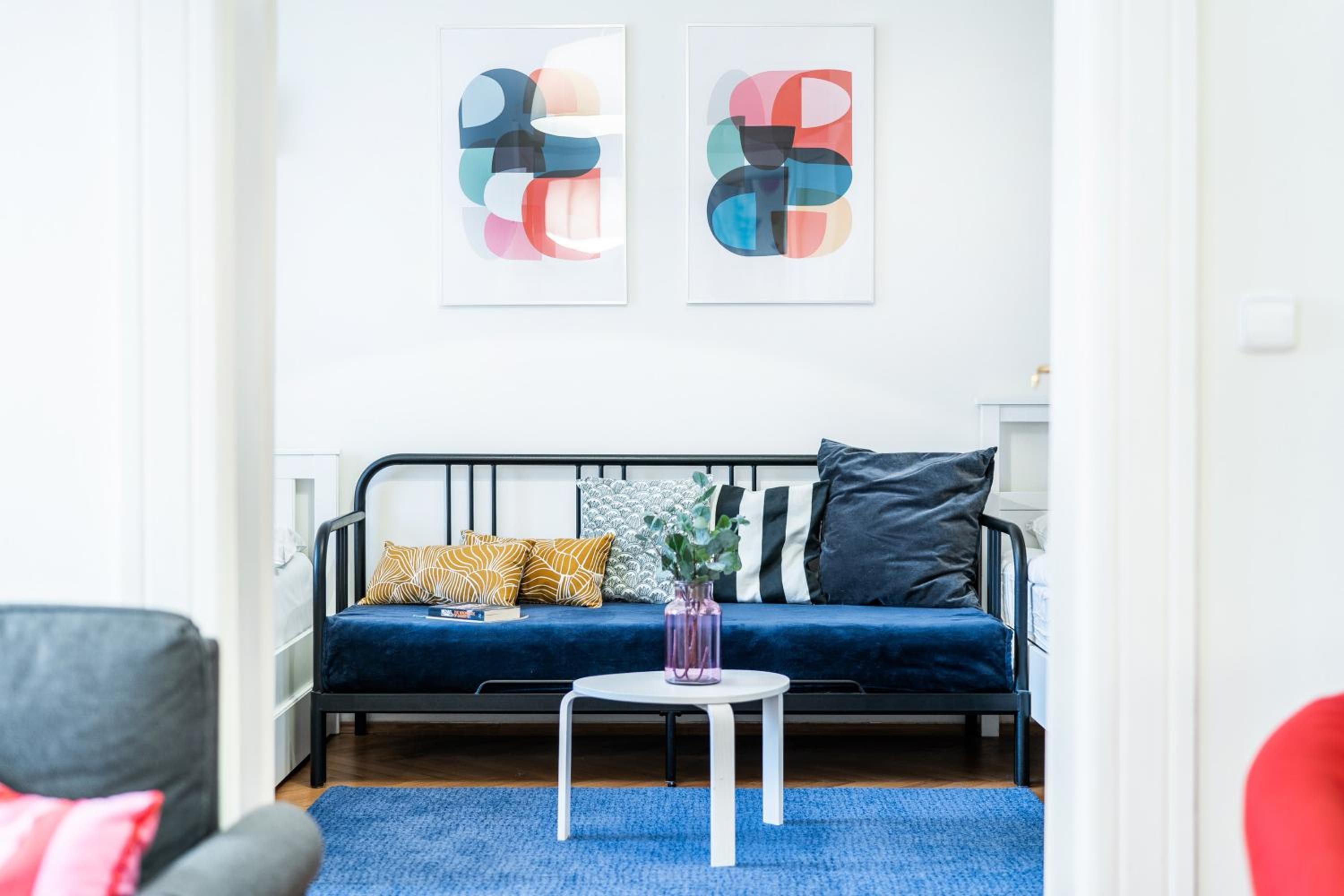 2BDR Old Town Square Apartments w Fast Wi-Fi
