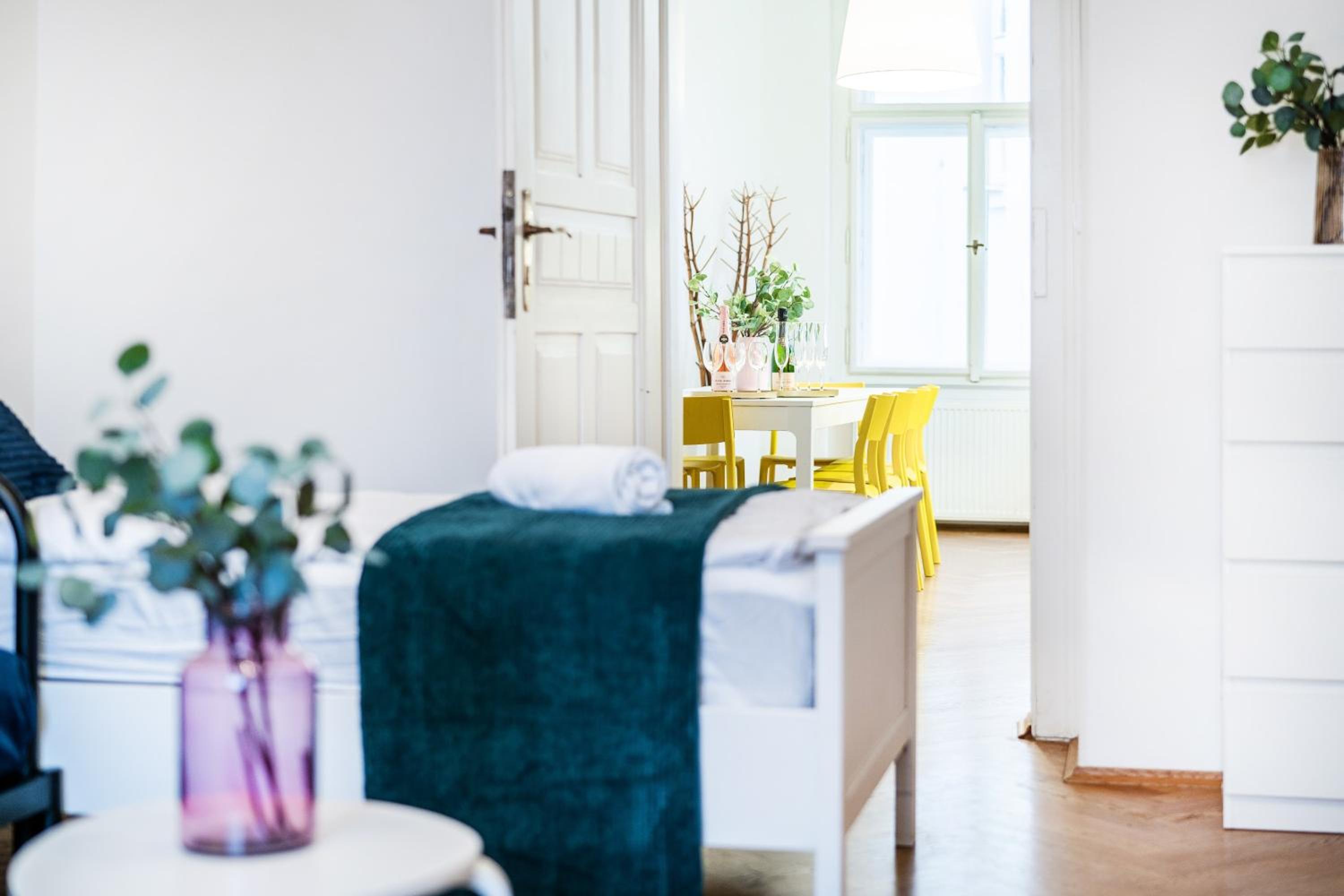 2BDR Old Town Square Apartments w Fast Wi-Fi