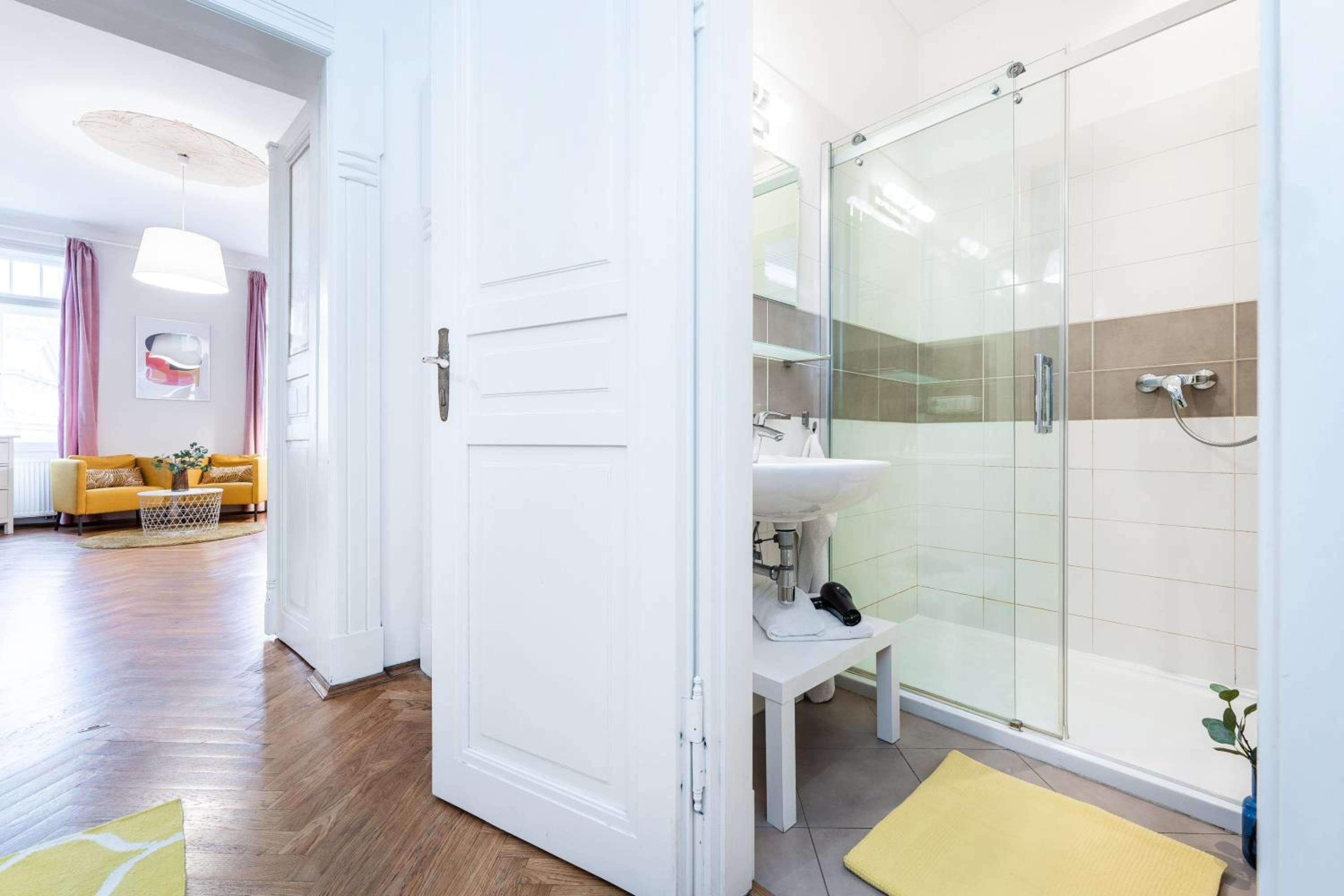 2BDR Old Town Square Apartments w Fast Wi-Fi