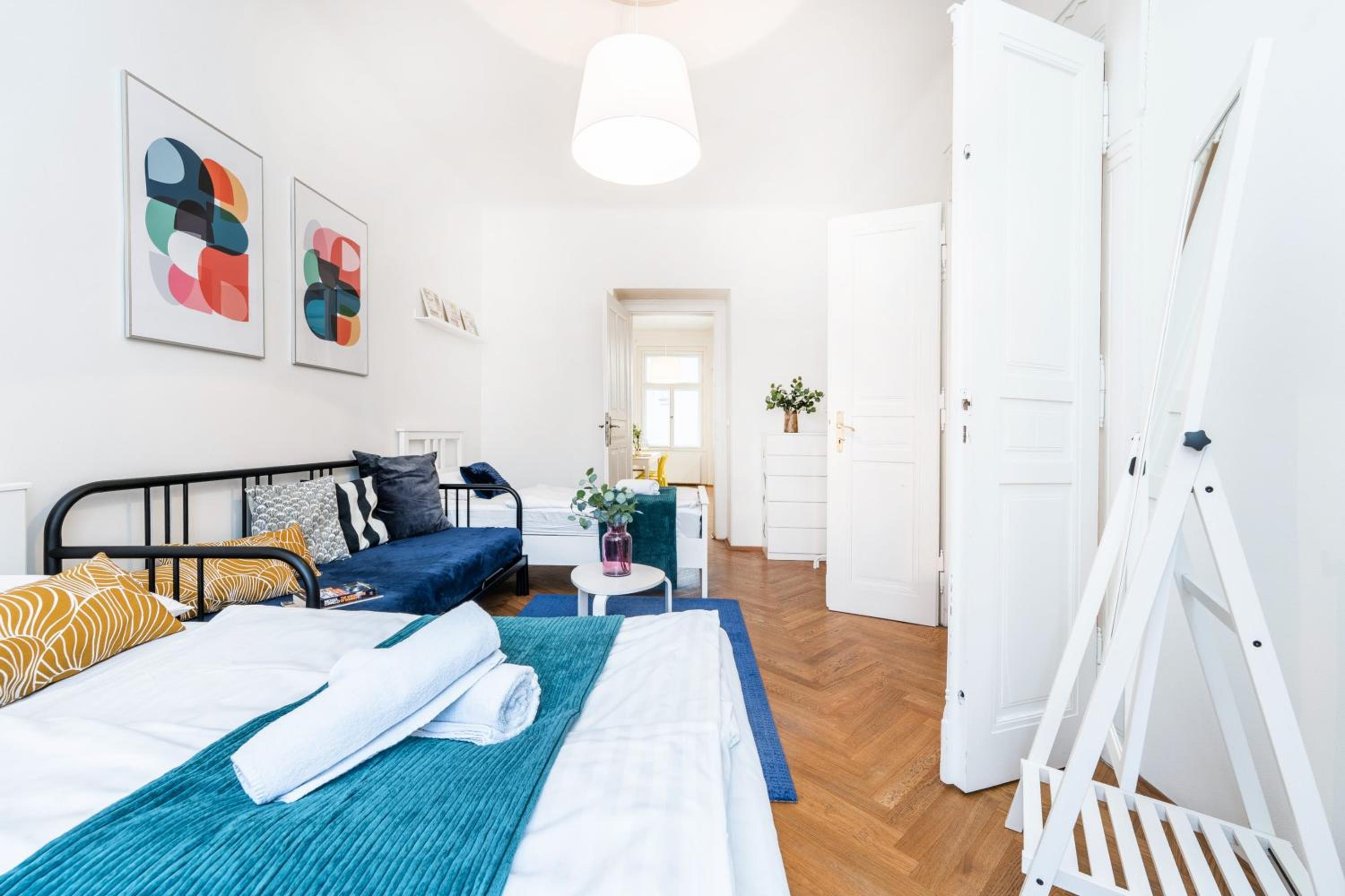 2BDR Old Town Square Apartments w Fast Wi-Fi