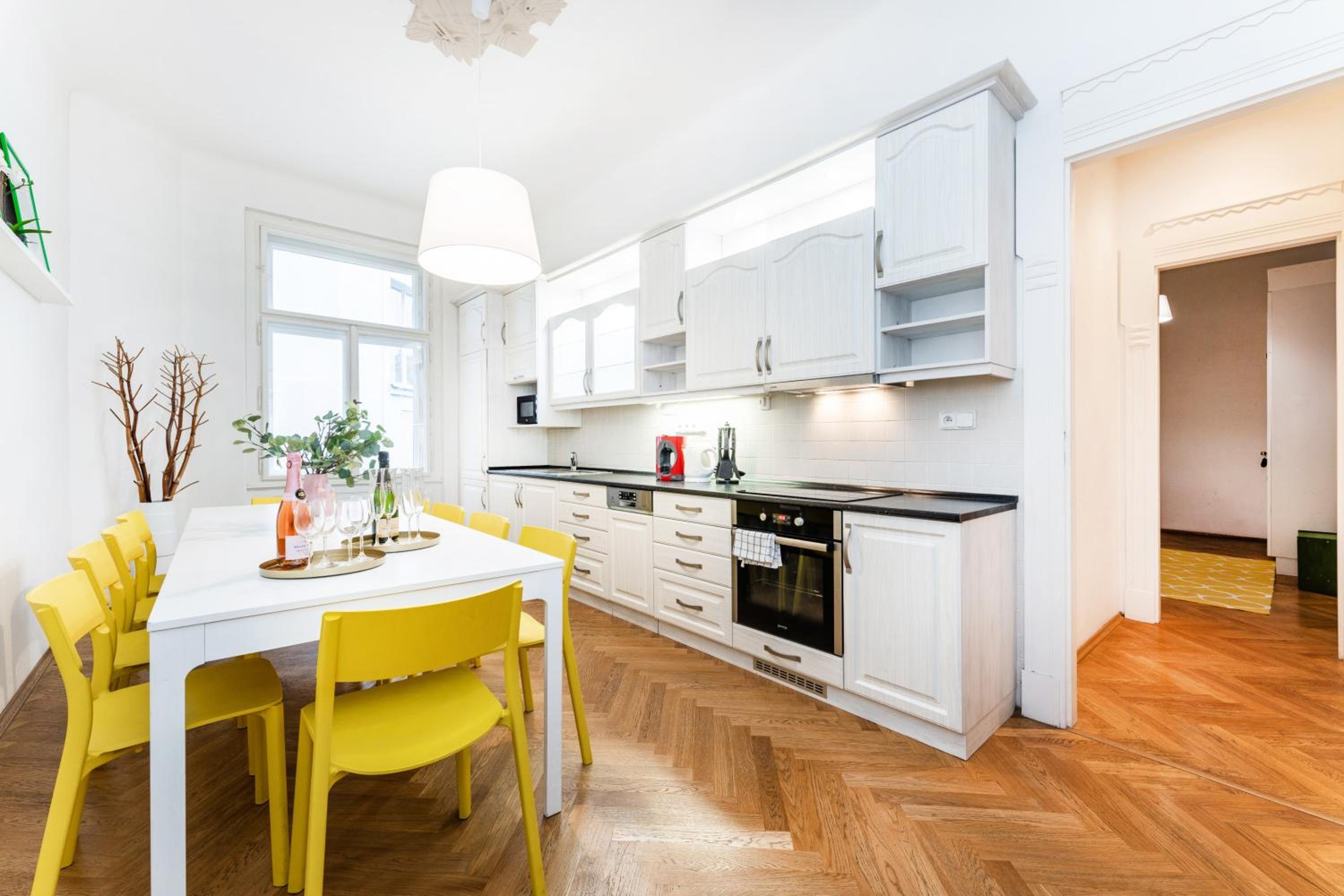 2BDR Old Town Square Apartments w Fast Wi-Fi
