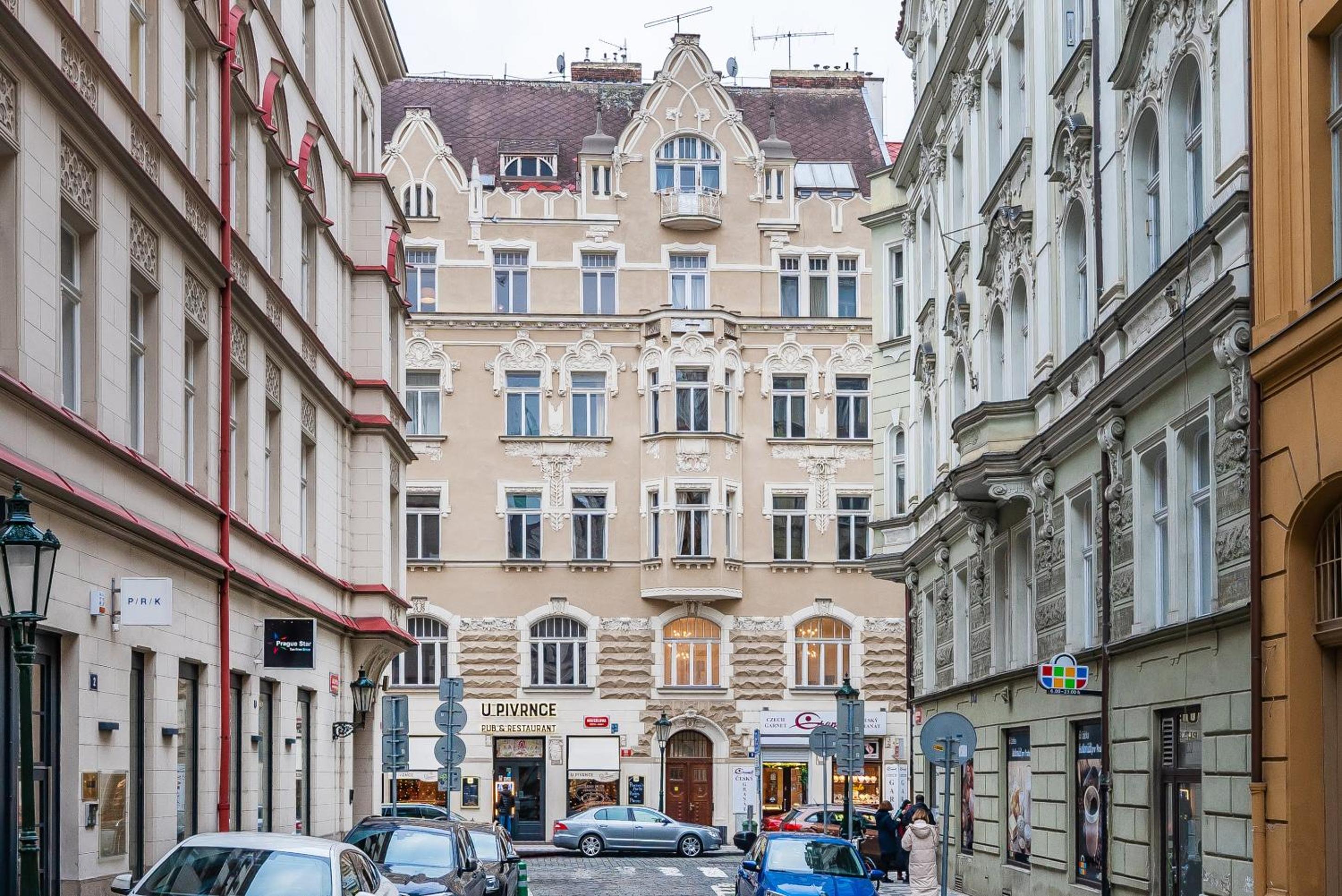 2BDR Old Town Square Apartments w Fast Wi-Fi