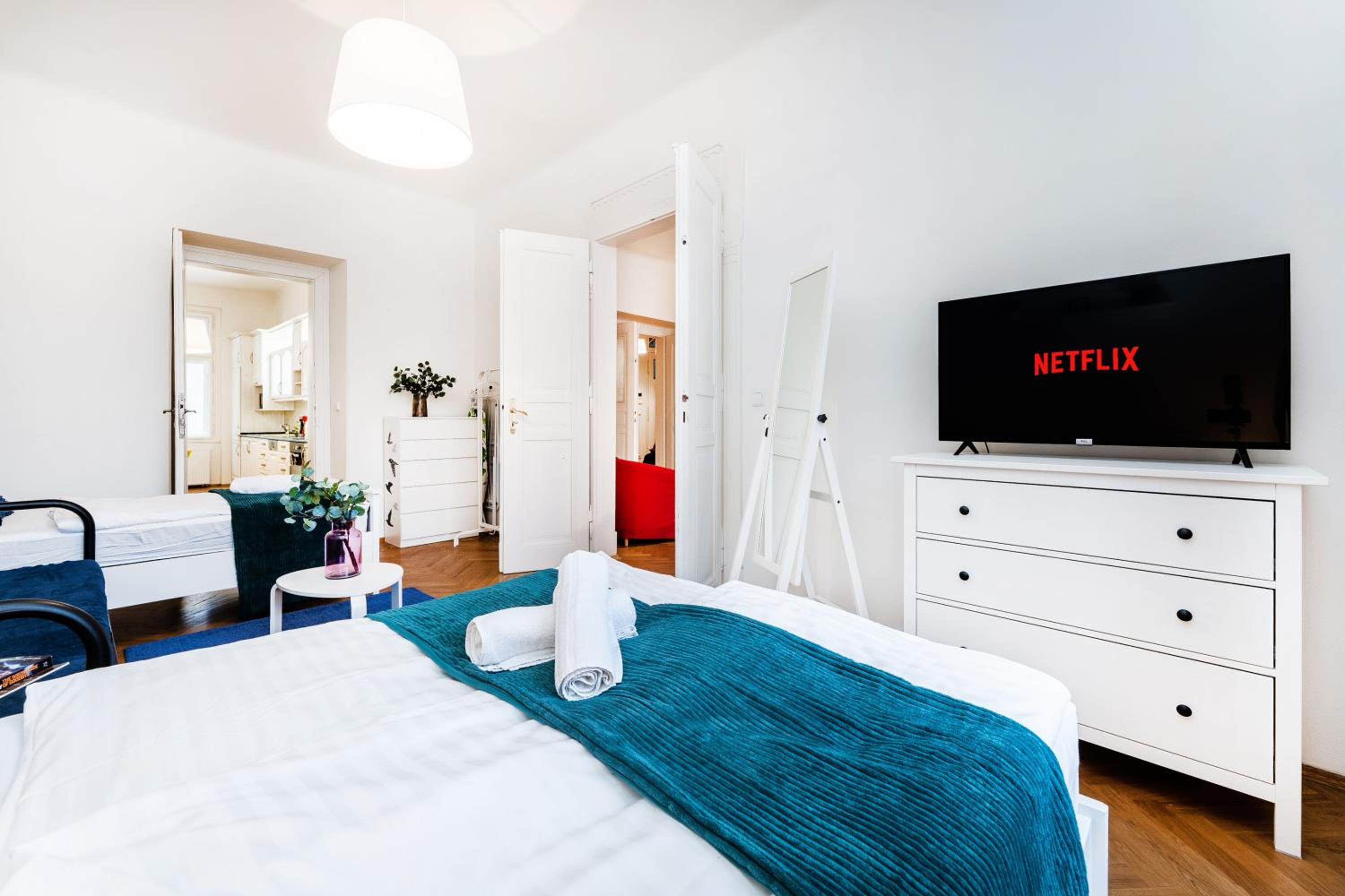 2BDR Old Town Square Apartments w Fast Wi-Fi