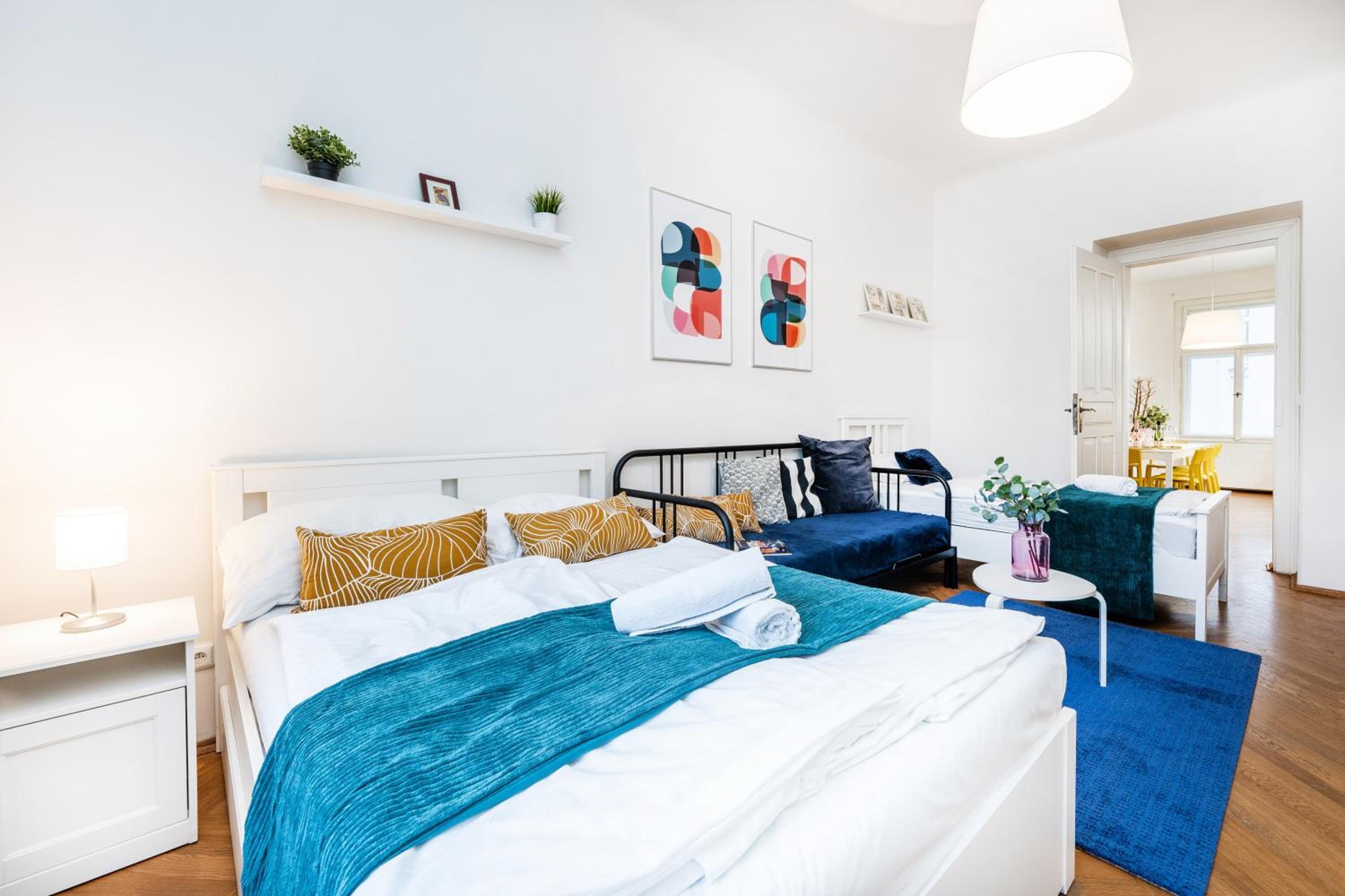 2BDR Old Town Square Apartments w Fast Wi-Fi