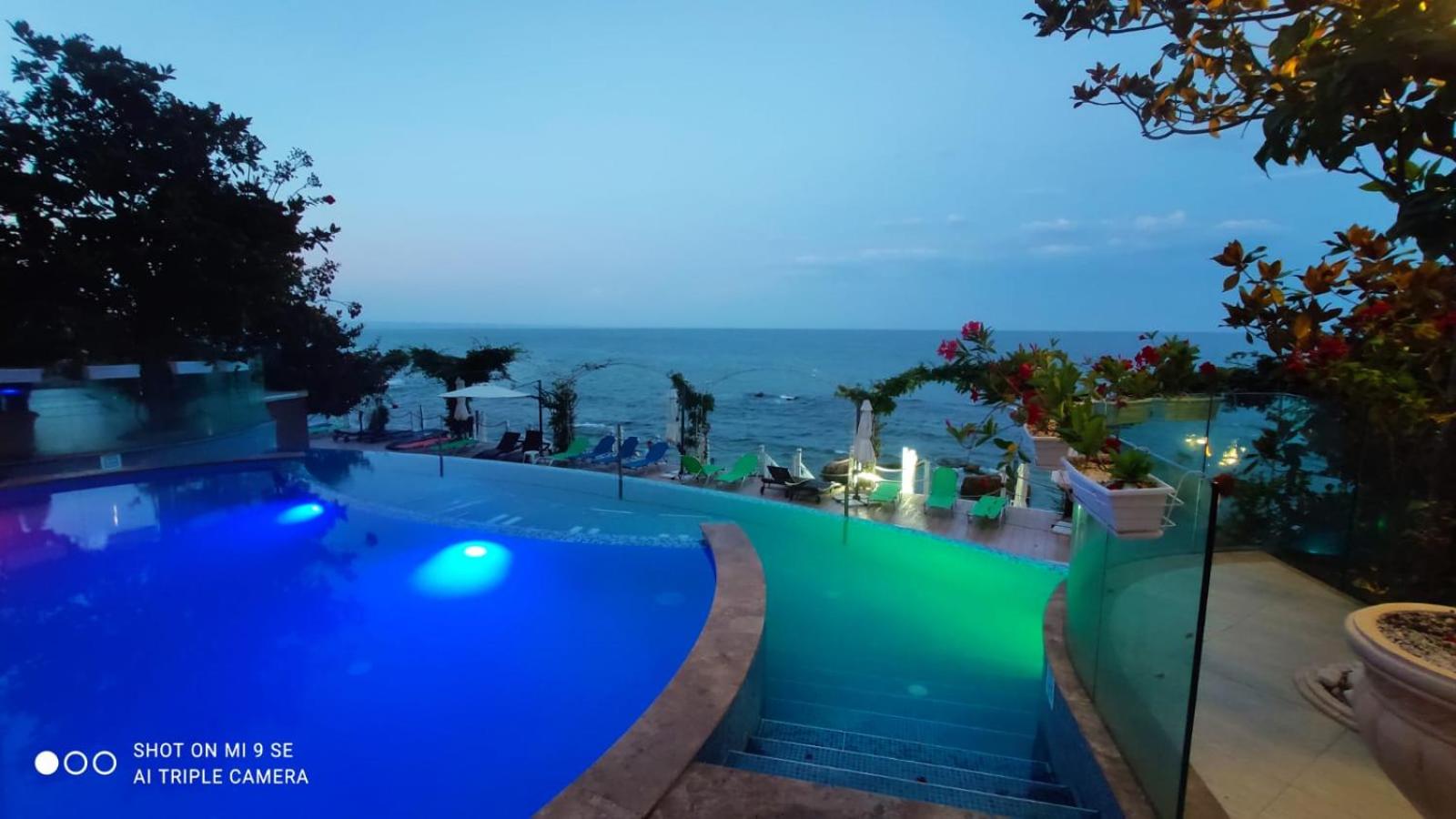 La Mer spacious Apartment with a Sea View