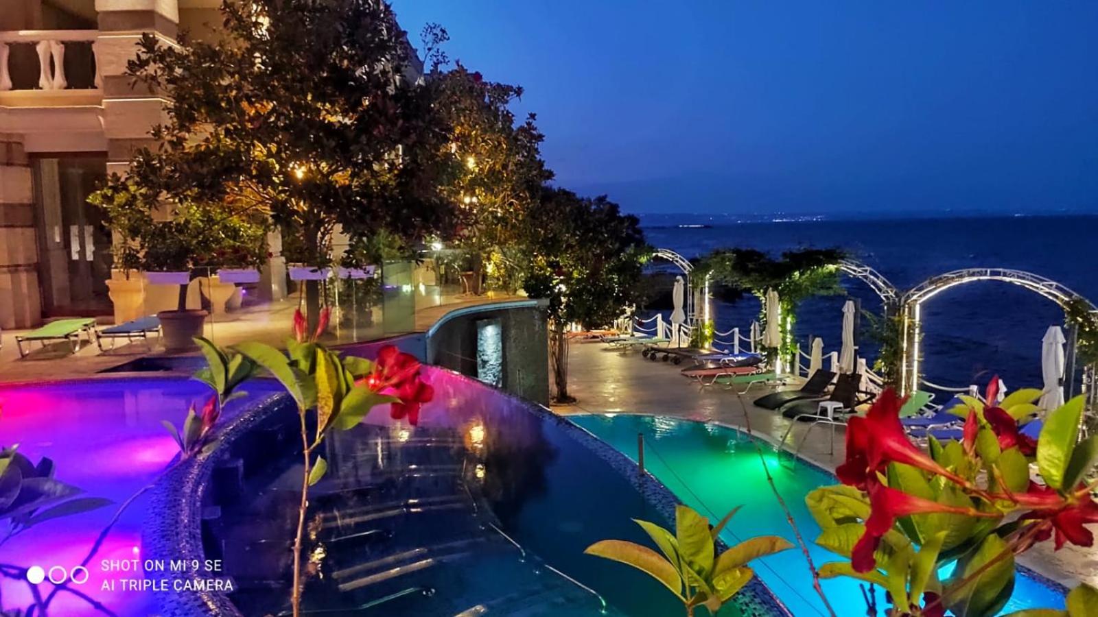 La Mer spacious Apartment with a Sea View