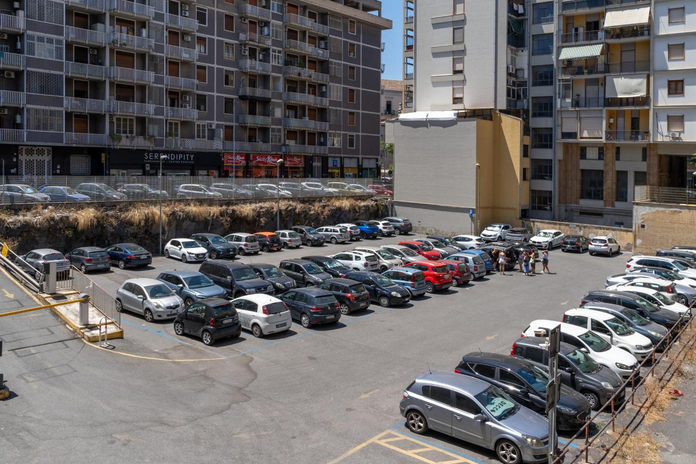 Exclusive 2 Bedroom Apartment [Catania Center] view 2