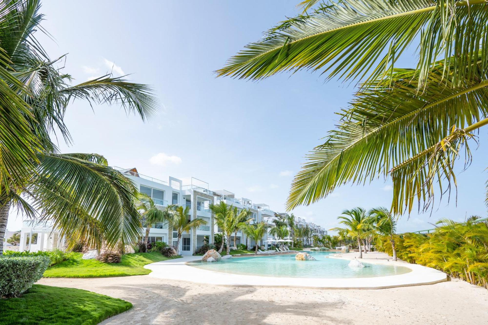 Aqua Esmeralda Luxury Beach Front Apartment