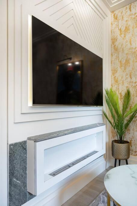 1LSR - High-End Luxury 2 Bed Designer Apartment