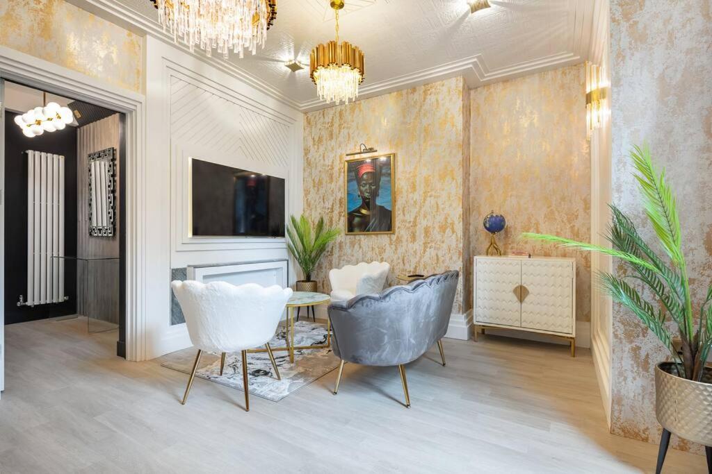 1LSR - High-End Luxury 2 Bed Designer Apartment