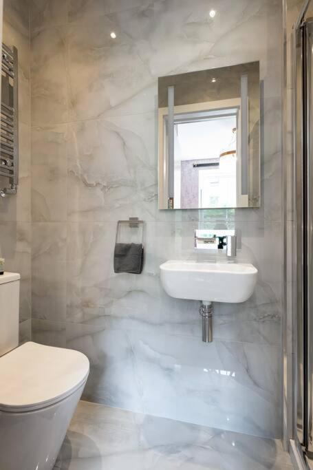 1LSR - High-End Luxury 2 Bed Designer Apartment