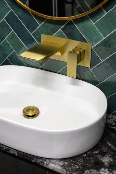 1LSR - High-End Luxury 2 Bed Designer Apartment
