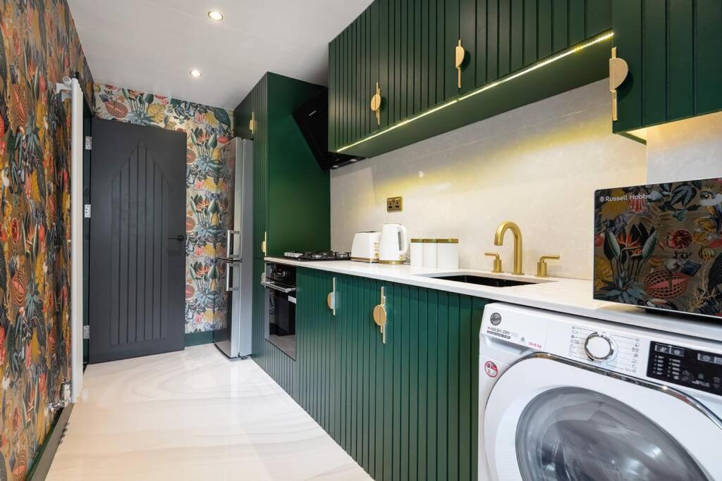 1LSR - High-End Luxury 2 Bed Designer Apartment