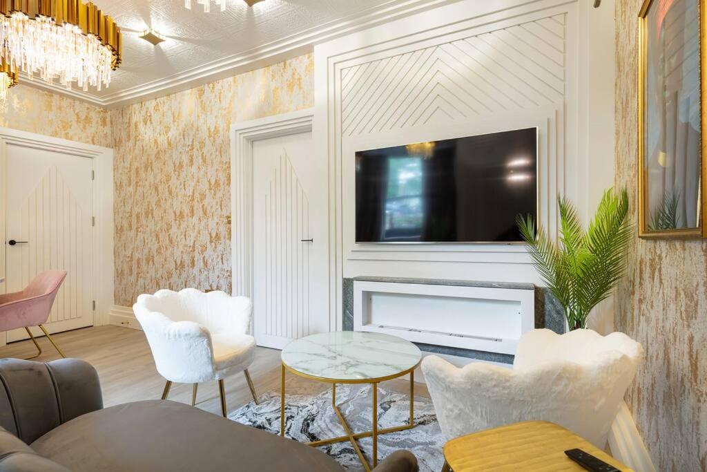 1LSR - High-End Luxury 2 Bed Designer Apartment