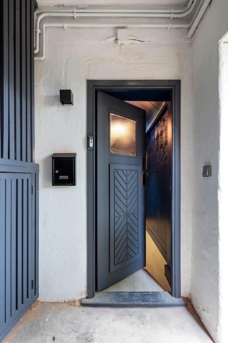 1LSR - High-End Luxury 2 Bed Designer Apartment